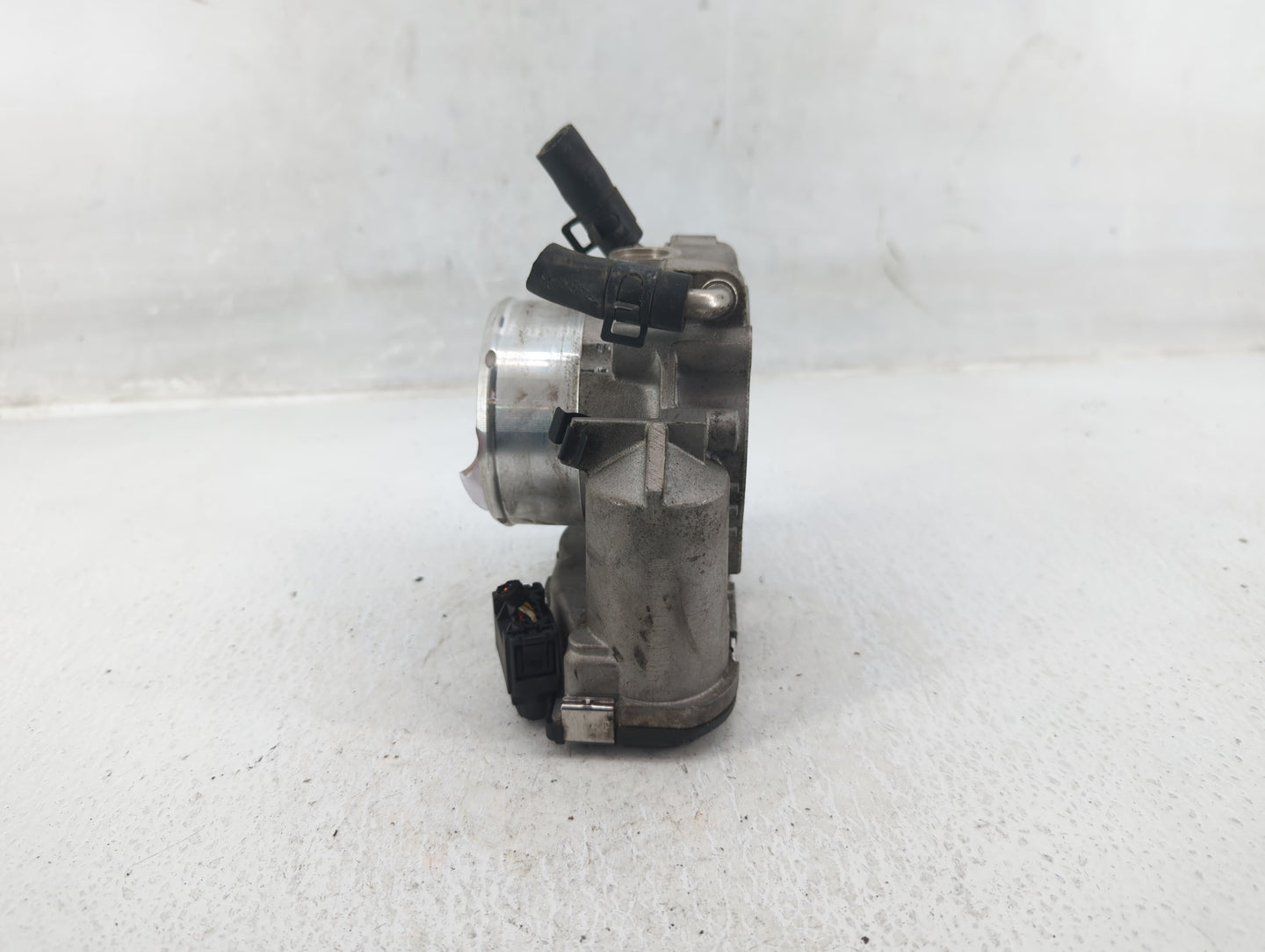 2012-2015 Kia Sorento Throttle Body P/N:35100-2G700 Fits Fits 2011 2012 2013 2014 2015 2016 OEM Used Auto Parts - Oemusedaut