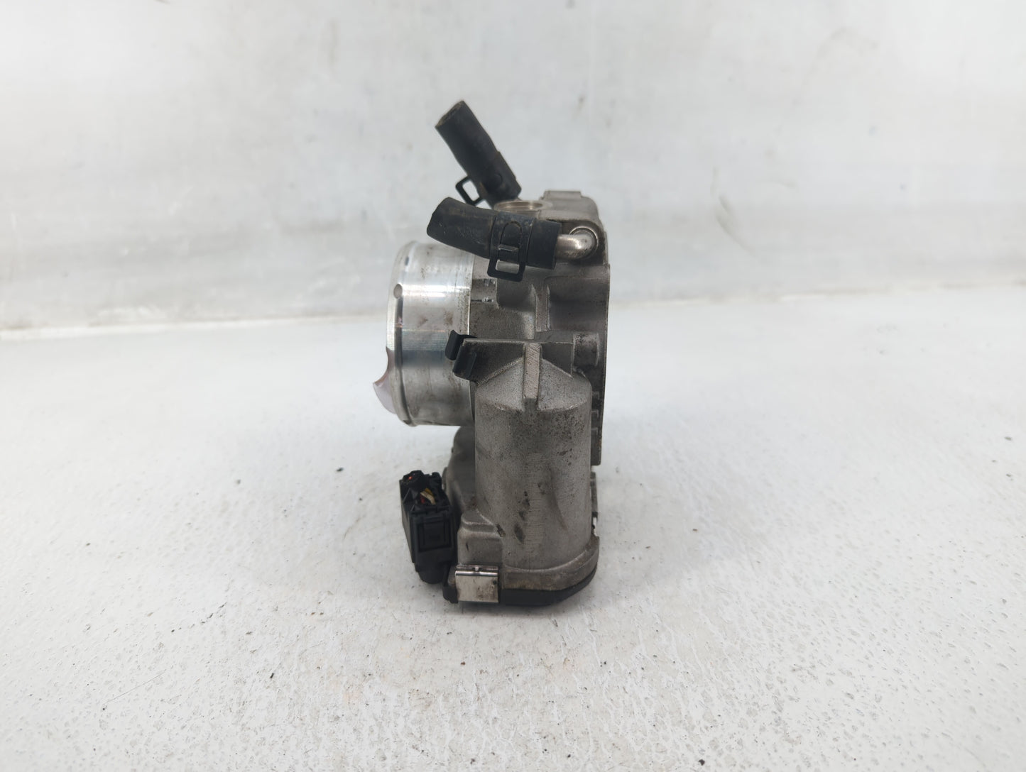 2012-2015 Kia Sorento Throttle Body P/N:35100-2G700 Fits Fits 2011 2012 2013 2014 2015 2016 OEM Used Auto Parts - Oemusedaut