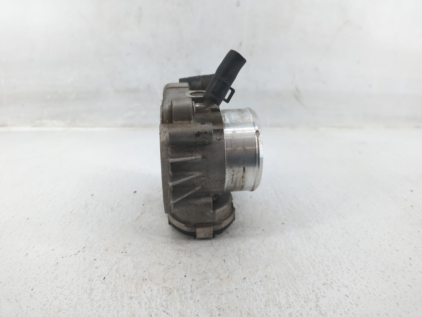 2012-2015 Kia Sorento Throttle Body P/N:35100-2G700 Fits Fits 2011 2012 2013 2014 2015 2016 OEM Used Auto Parts - Oemusedaut