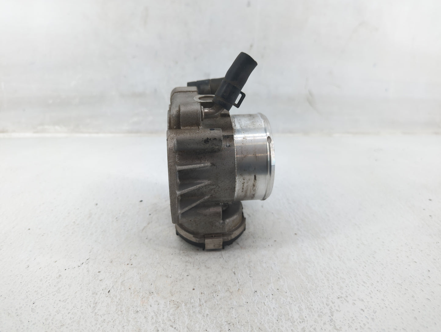 2012-2015 Kia Sorento Throttle Body P/N:35100-2G700 Fits Fits 2011 2012 2013 2014 2015 2016 OEM Used Auto Parts - Oemusedaut