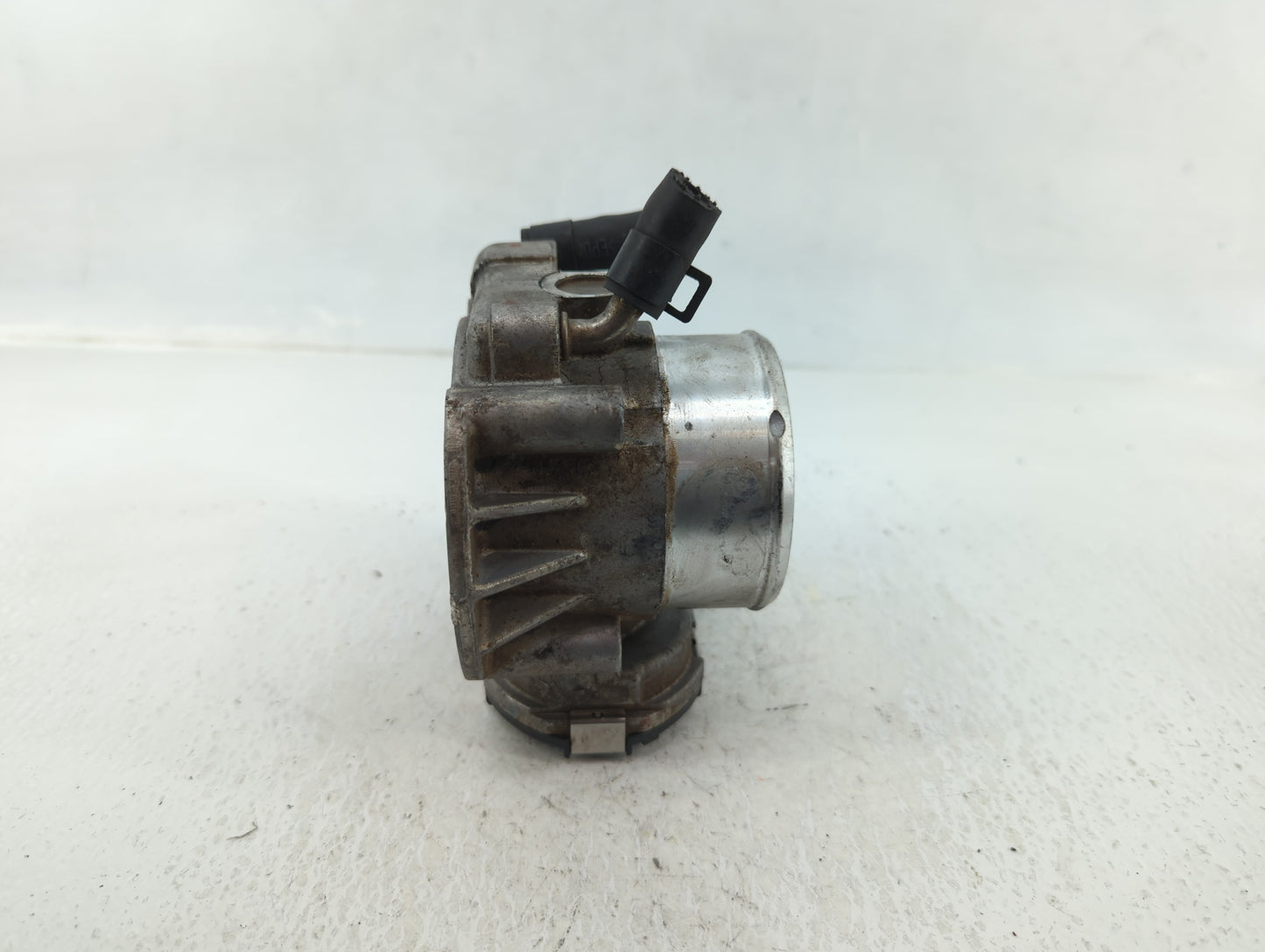 2012-2015 Kia Sorento Throttle Body P/N:35100-2G700 Fits Fits 2011 2012 2013 2014 2015 2016 OEM Used Auto Parts - Oemusedaut