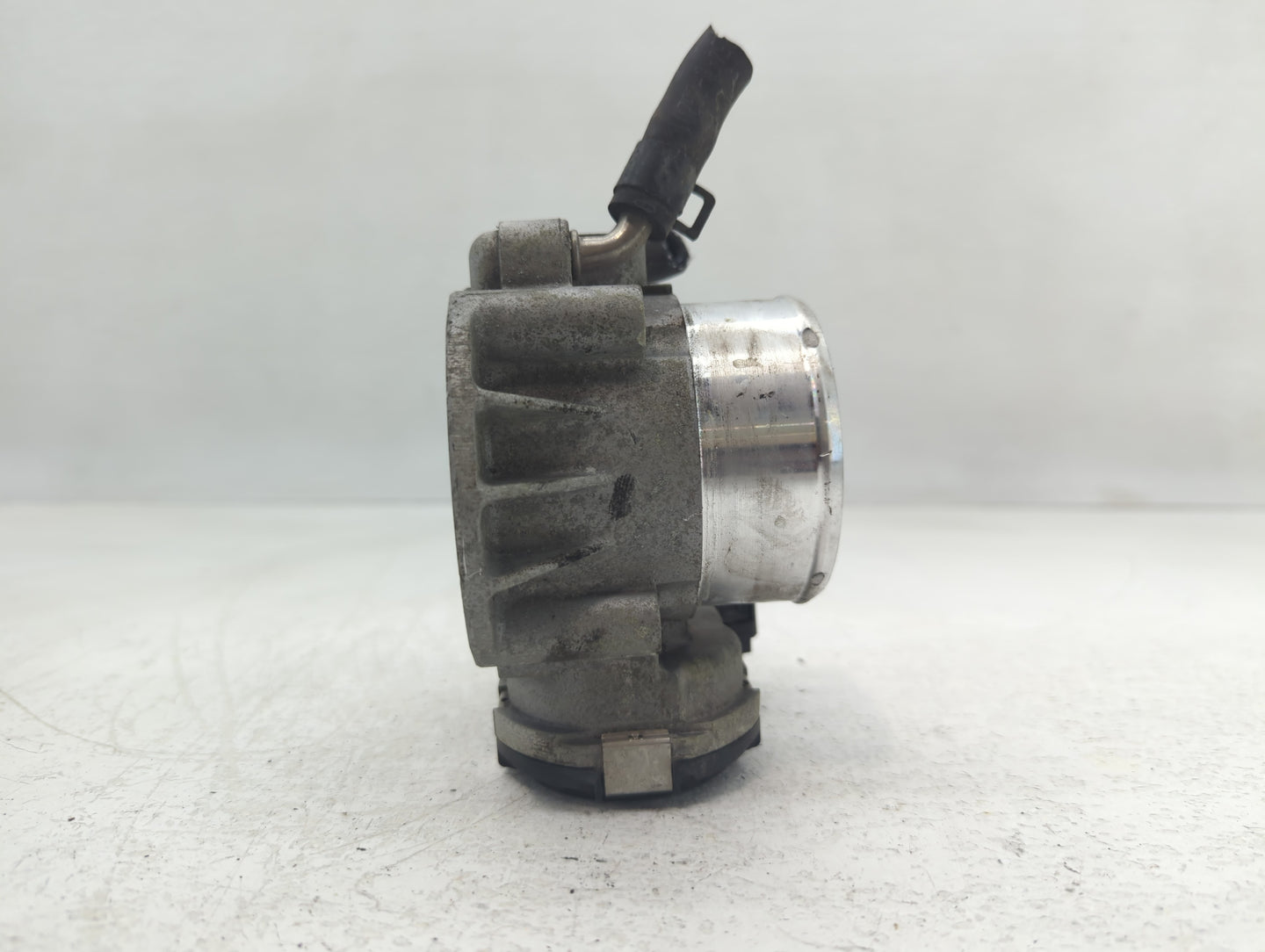 2012-2015 Kia Sorento Throttle Body P/N:35100-2G700 Fits Fits 2011 2012 2013 2014 2015 2016 OEM Used Auto Parts - Oemusedaut