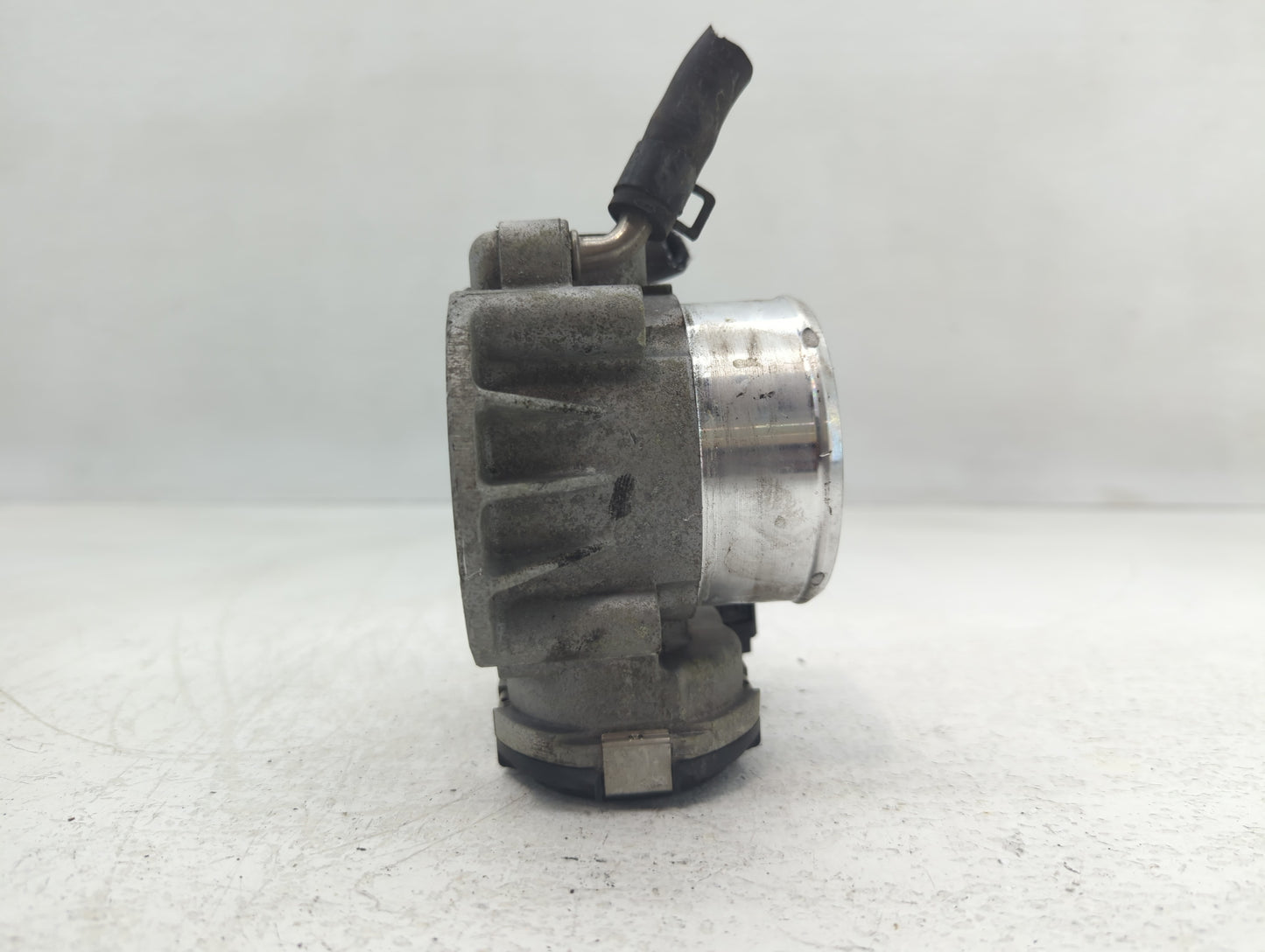 2012-2015 Kia Sorento Throttle Body P/N:35100-2G700 Fits Fits 2011 2012 2013 2014 2015 2016 OEM Used Auto Parts - Oemusedaut