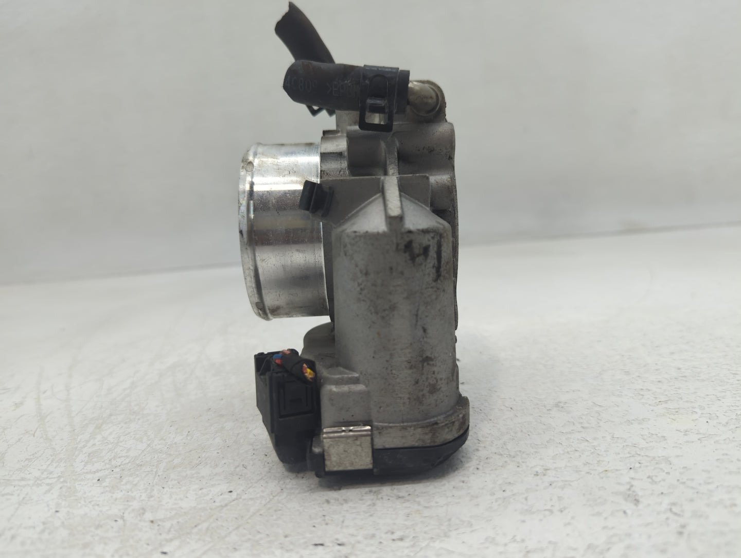 2012-2015 Kia Sorento Throttle Body P/N:35100-2G700 Fits Fits 2011 2012 2013 2014 2015 2016 OEM Used Auto Parts - Oemusedaut