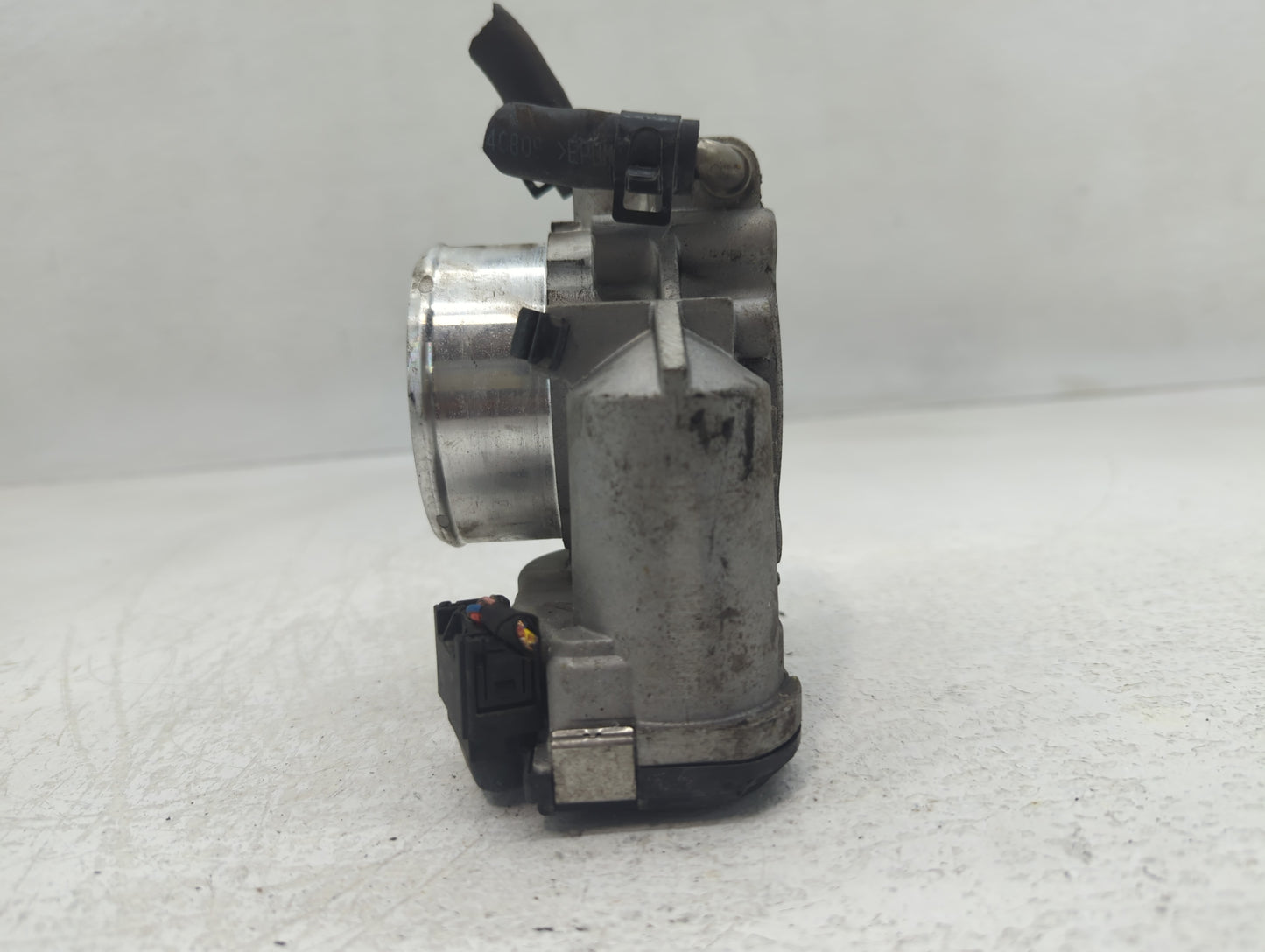 2012-2015 Kia Sorento Throttle Body P/N:35100-2G700 Fits Fits 2011 2012 2013 2014 2015 2016 OEM Used Auto Parts - Oemusedaut