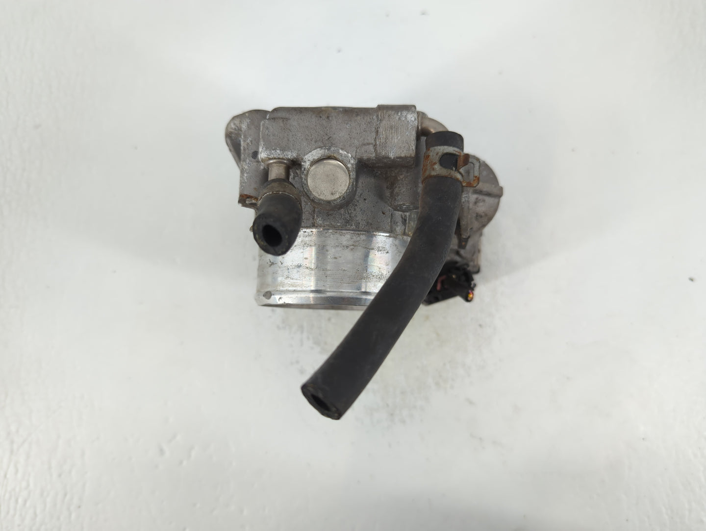 2012-2015 Kia Sorento Throttle Body P/N:35100-2G700 Fits Fits 2011 2012 2013 2014 2015 2016 OEM Used Auto Parts - Oemusedaut
