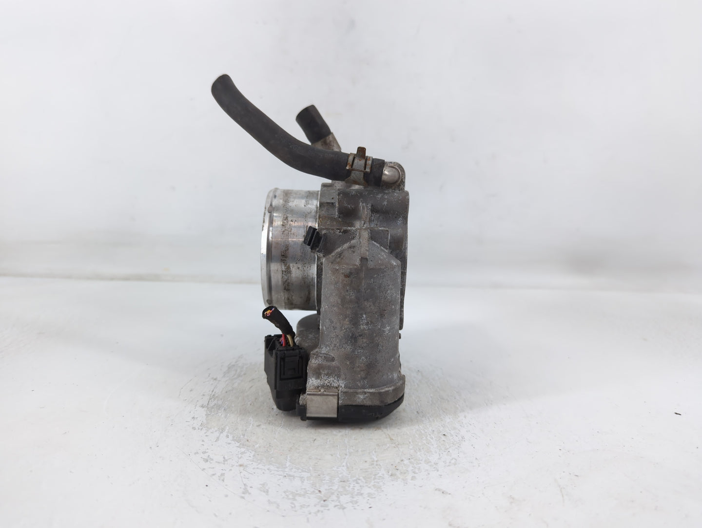 2012-2015 Kia Sorento Throttle Body P/N:35100-2G700 Fits Fits 2011 2012 2013 2014 2015 2016 OEM Used Auto Parts - Oemusedaut