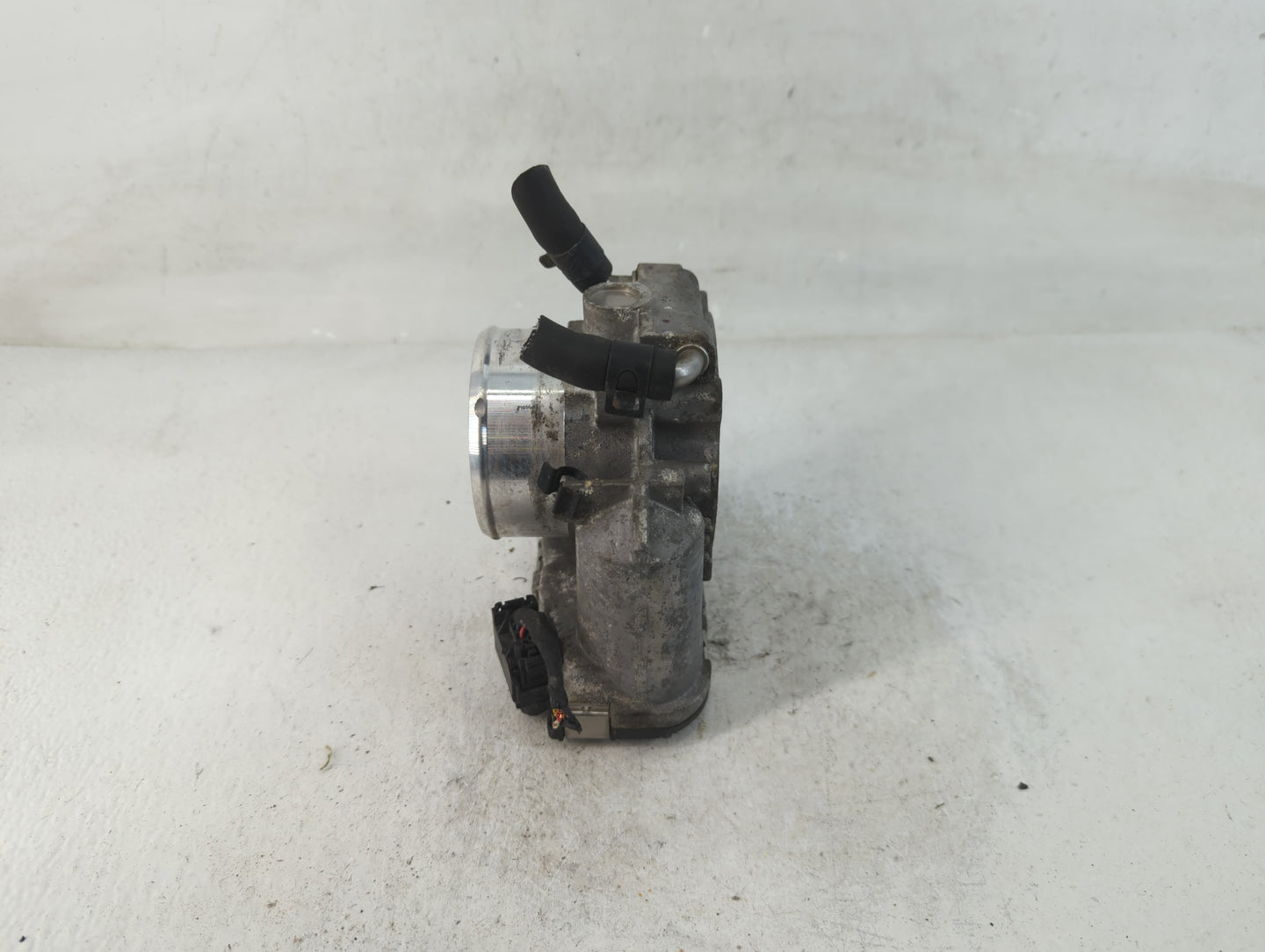 2012-2015 Kia Sorento Throttle Body P/N:35100-2G700 Fits Fits 2011 2012 2013 2014 2015 2016 OEM Used Auto Parts - Oemusedaut