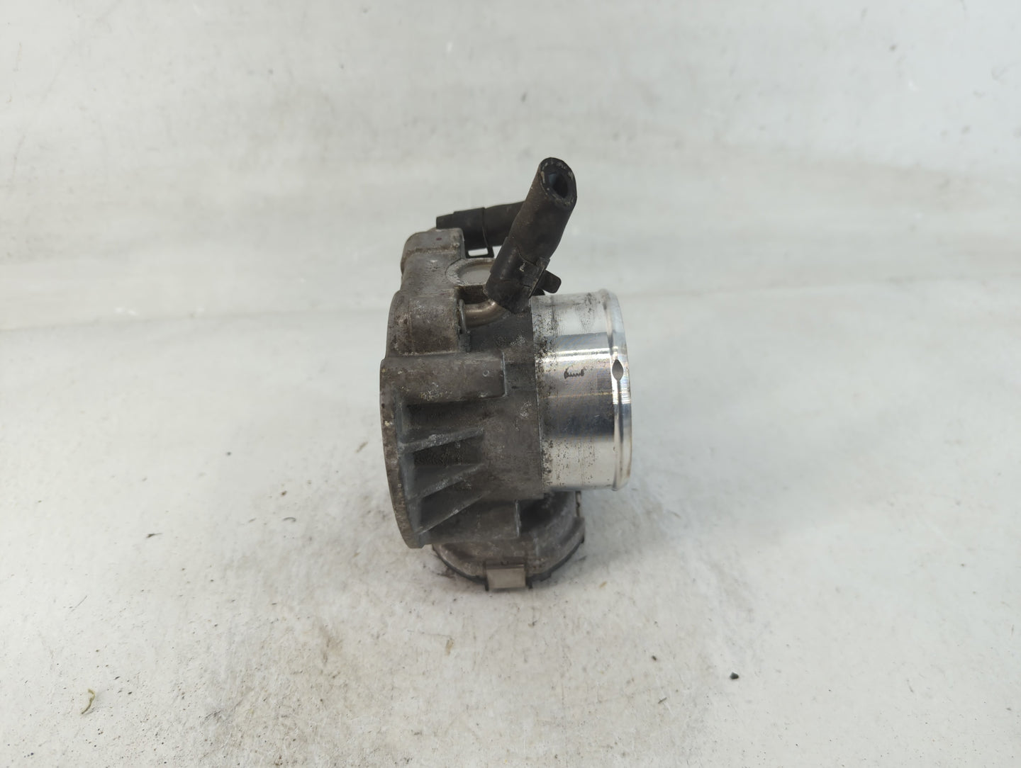2012-2015 Kia Sorento Throttle Body P/N:35100-2G700 Fits Fits 2011 2012 2013 2014 2015 2016 OEM Used Auto Parts - Oemusedaut