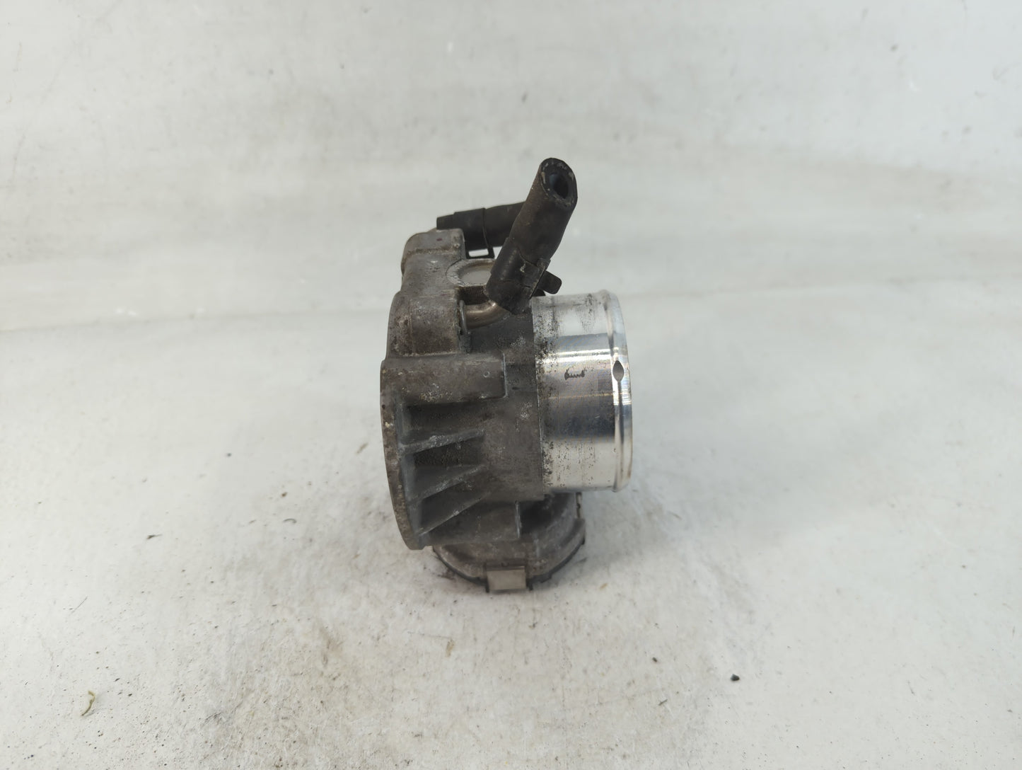 2012-2015 Kia Sorento Throttle Body P/N:35100-2G700 Fits Fits 2011 2012 2013 2014 2015 2016 OEM Used Auto Parts - Oemusedaut