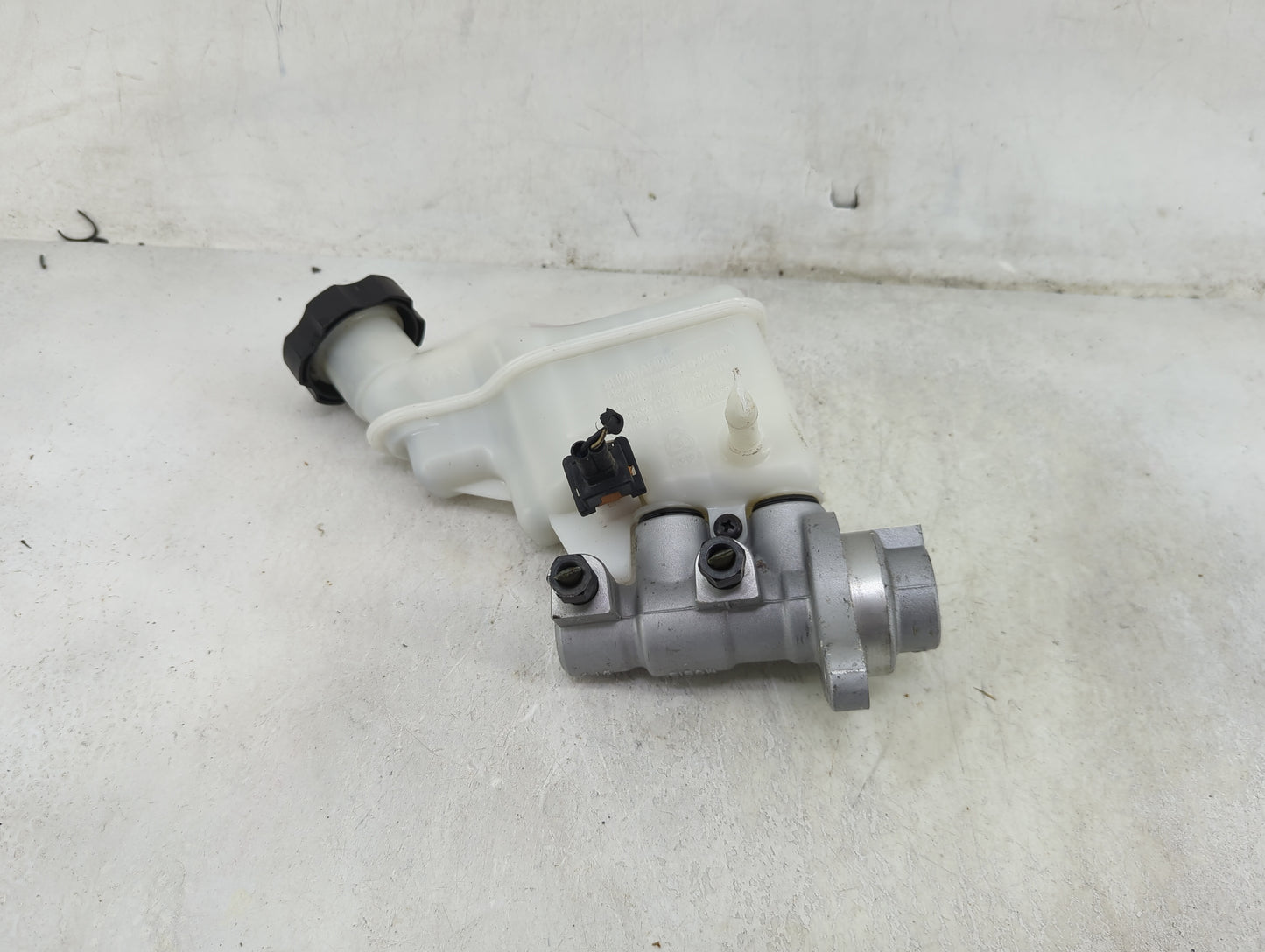 2014-2016 Kia Soul Brake Master Cylinder 1489185 - Oemusedautoparts1.com