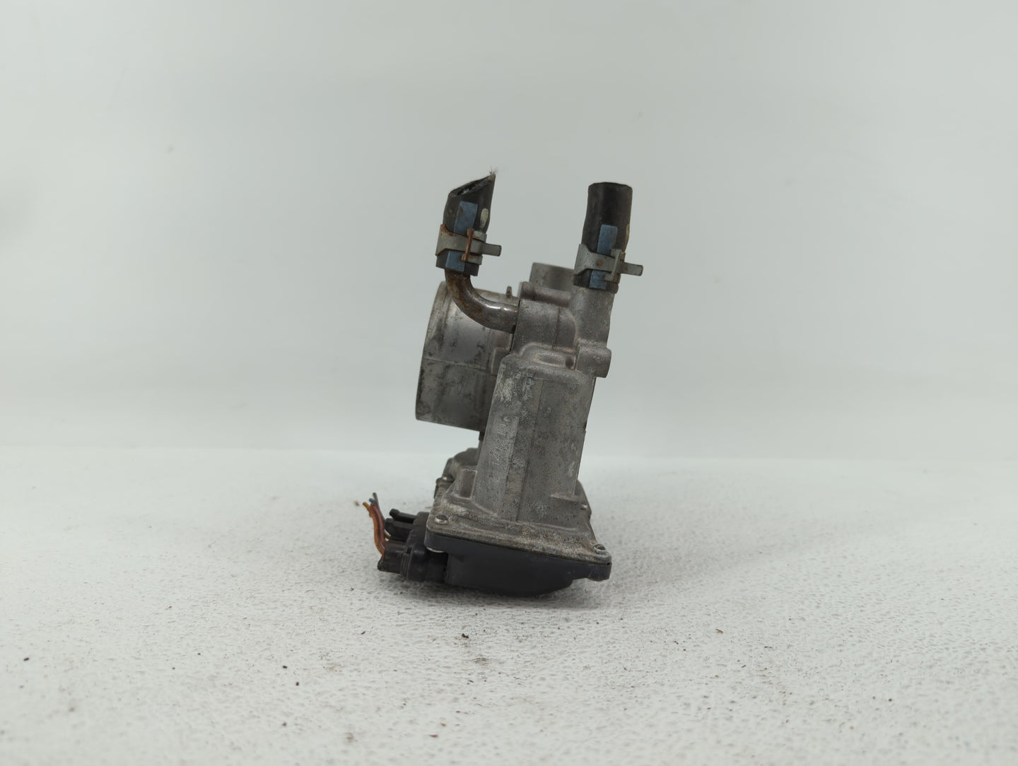 2012-2019 Kia Soul Throttle Body P/N:35100-2B300 Fits Fits 2012 2013 2014 2015 2016 2017 2018 2019 OEM Used Auto Parts - Oem