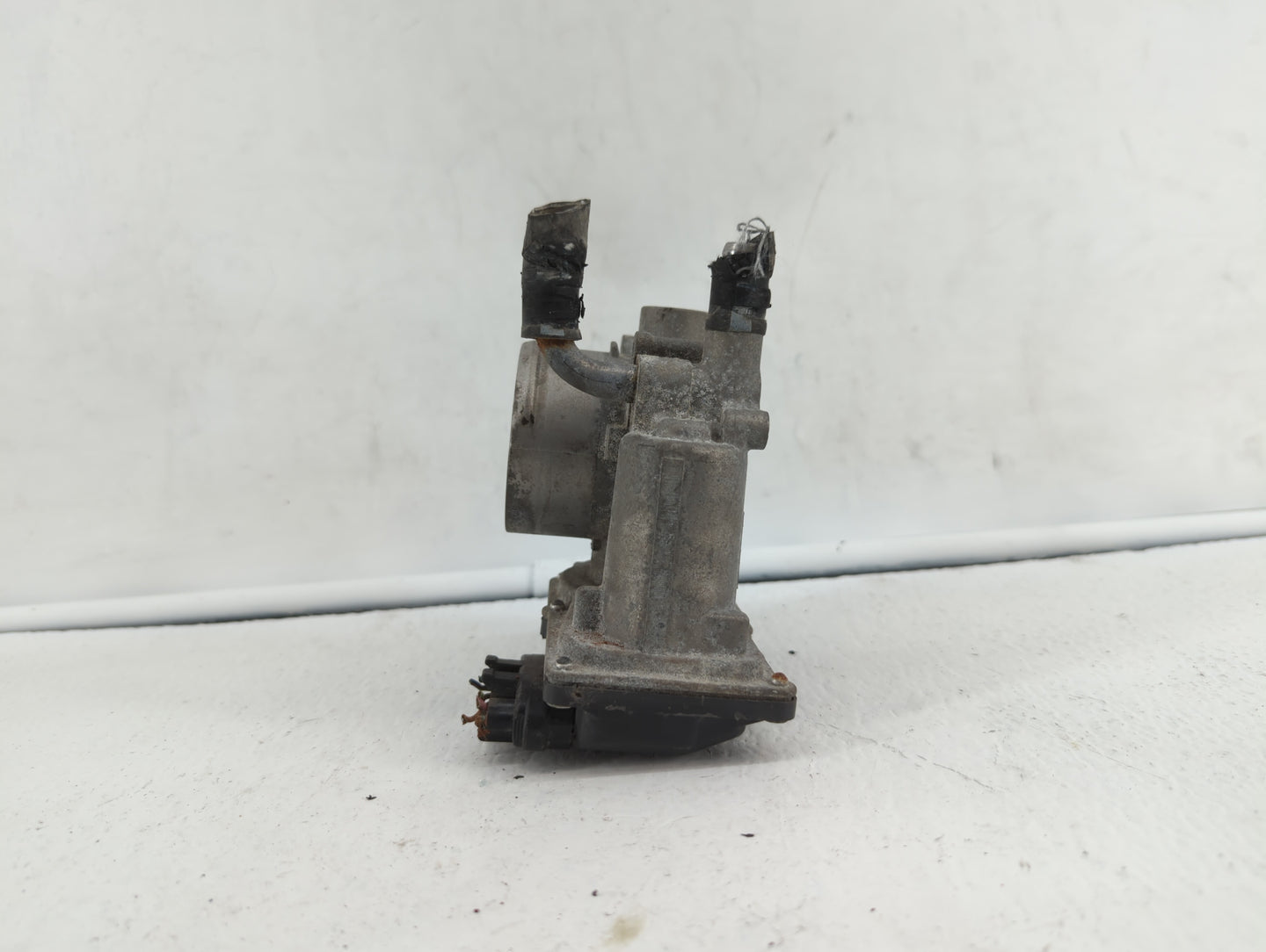 2012-2019 Kia Soul Throttle Body P/N:35100-2B300 Fits Fits 2012 2013 2014 2015 2016 2017 2018 2019 OEM Used Auto Parts - Oem