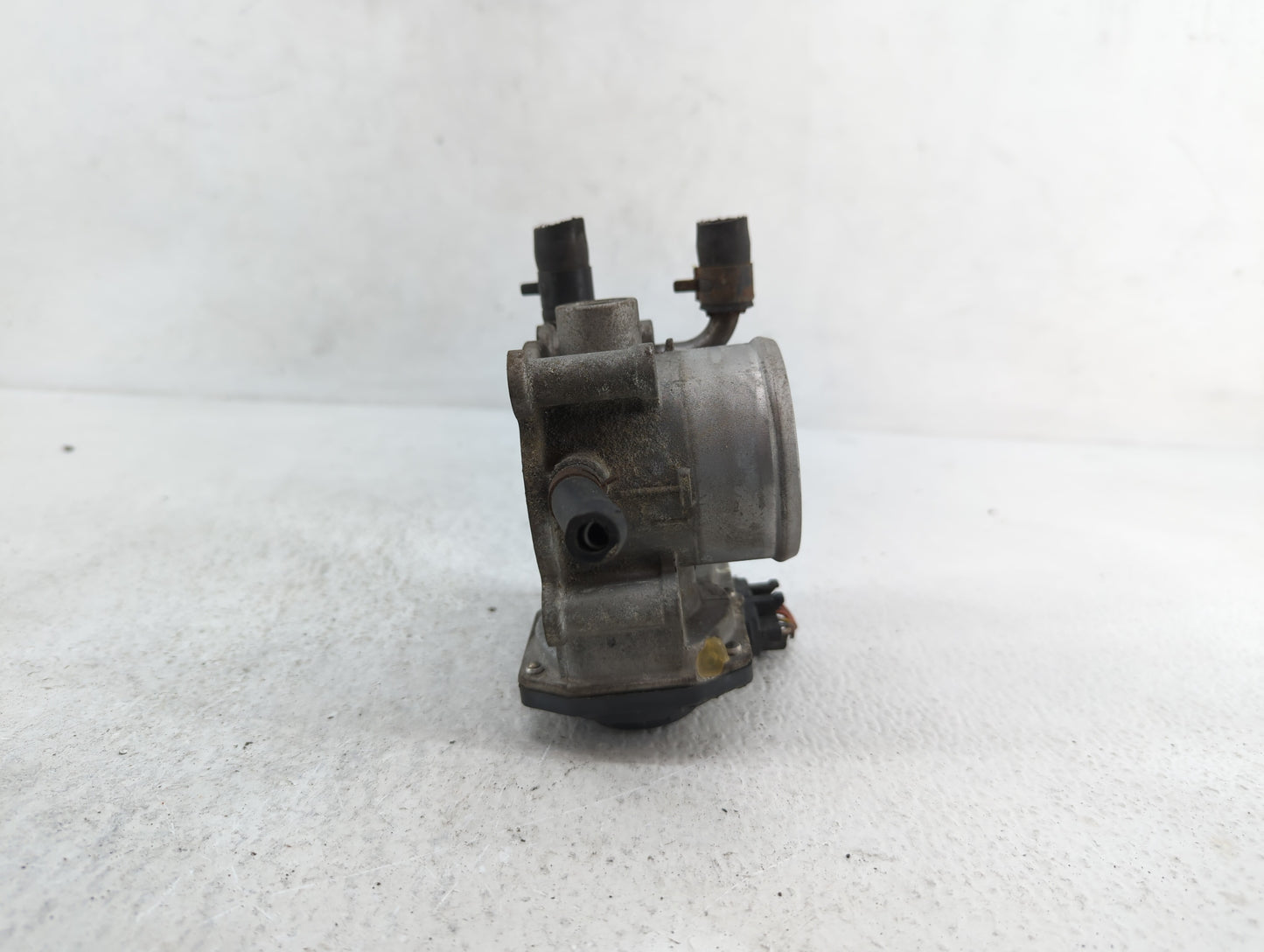 2012-2019 Kia Soul Throttle Body P/N:35100-2B300 Fits Fits 2012 2013 2014 2015 2016 2017 2018 2019 OEM Used Auto Parts - Oem