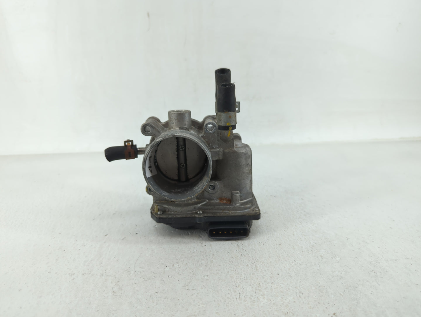 2012-2019 Kia Soul Throttle Body P/N:35100-2B300 Fits Fits 2012 2013 2014 2015 2016 2017 2018 2019 OEM Used Auto Parts - Oem