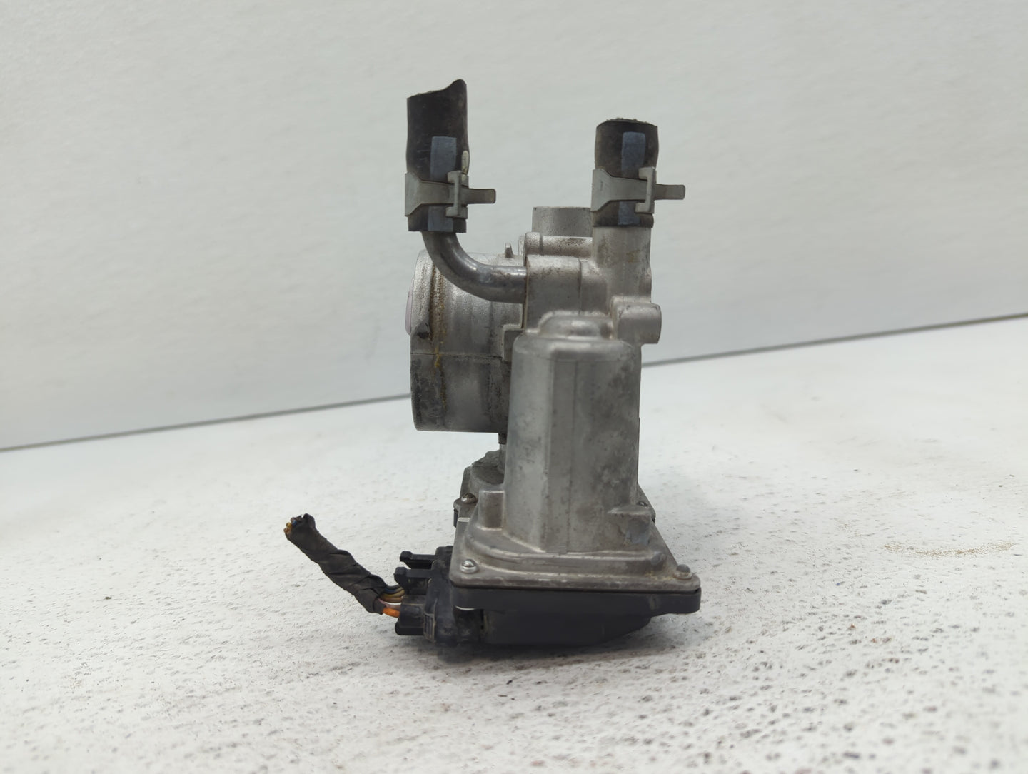 2012-2019 Kia Soul Throttle Body P/N:35100-2B300 Fits Fits 2012 2013 2014 2015 2016 2017 2018 2019 OEM Used Auto Parts - Oem