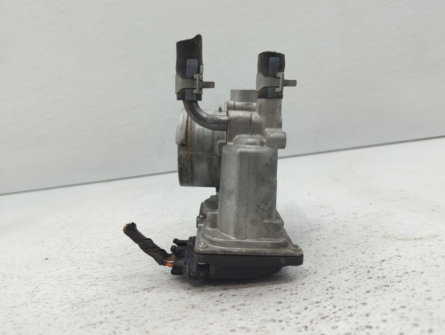 2012-2019 Kia Soul Throttle Body P/N:35100-2B300 Fits Fits 2012 2013 2014 2015 2016 2017 2018 2019 OEM Used Auto Parts - Oem