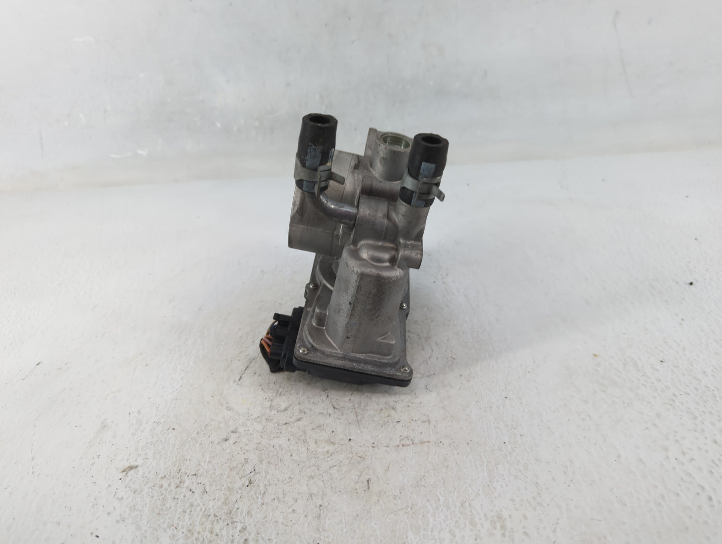 2012-2019 Kia Soul Throttle Body P/N:35100-2B300 Fits Fits 2012 2013 2014 2015 2016 2017 2018 2019 OEM Used Auto Parts - Oem