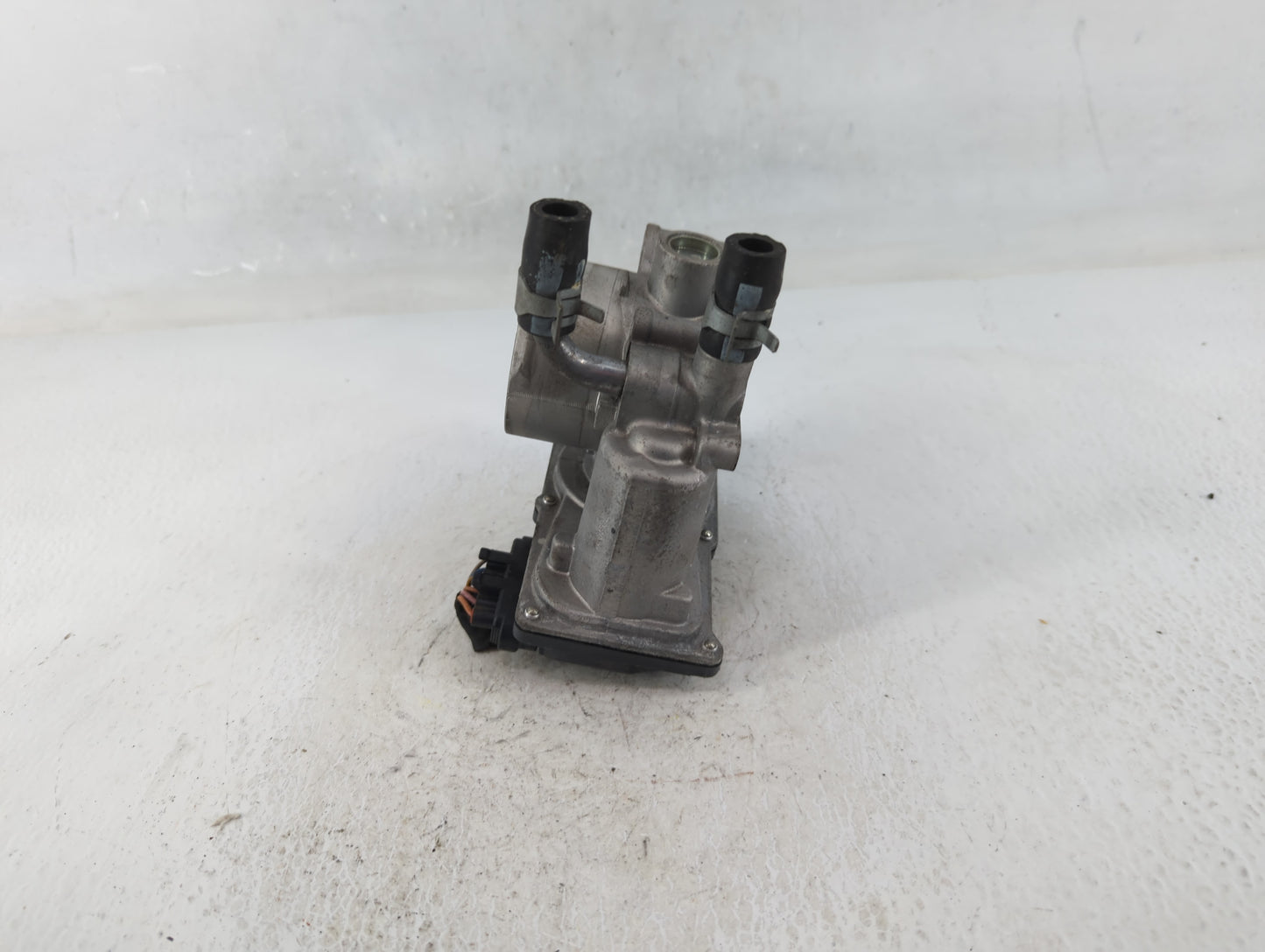 2012-2019 Kia Soul Throttle Body P/N:35100-2B300 Fits Fits 2012 2013 2014 2015 2016 2017 2018 2019 OEM Used Auto Parts - Oem