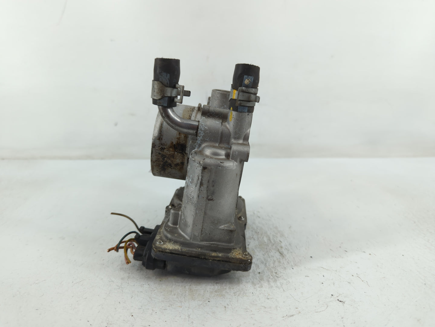 2012-2019 Kia Soul Throttle Body P/N:35100-2B300 Fits Fits 2012 2013 2014 2015 2016 2017 2018 2019 OEM Used Auto Parts - Oem