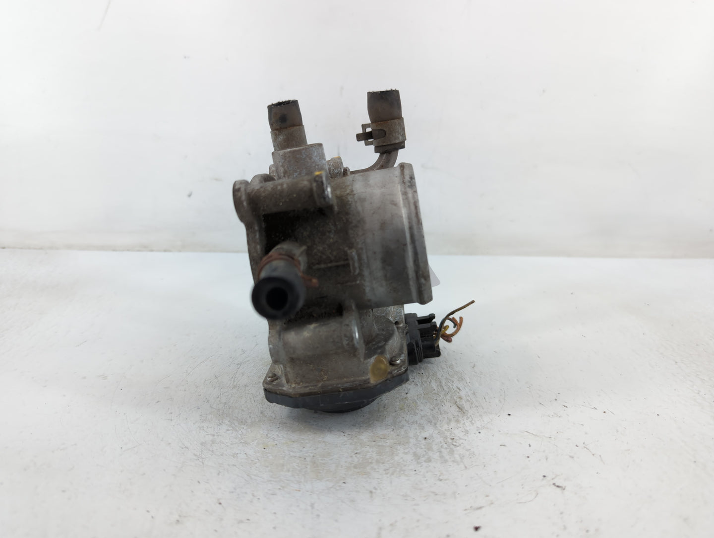 2012-2019 Kia Soul Throttle Body P/N:35100-2B300 Fits Fits 2012 2013 2014 2015 2016 2017 2018 2019 OEM Used Auto Parts - Oem