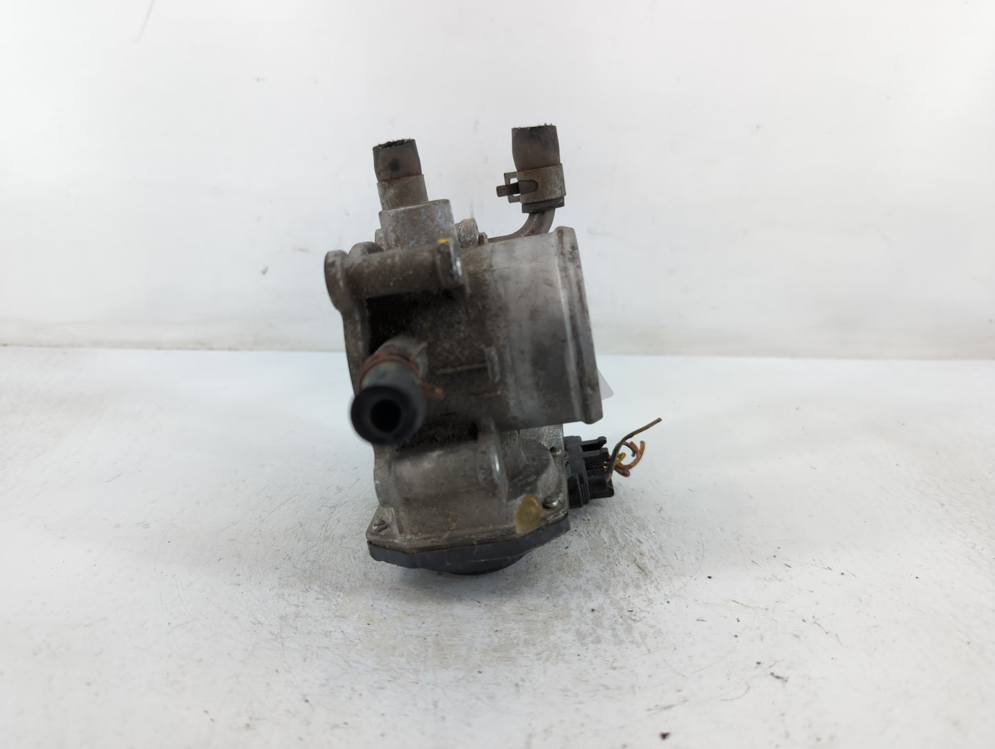 2012-2019 Kia Soul Throttle Body P/N:35100-2B300 Fits Fits 2012 2013 2014 2015 2016 2017 2018 2019 OEM Used Auto Parts - Oem