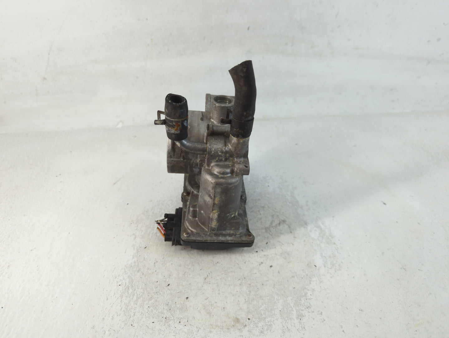 2012-2019 Kia Soul Throttle Body P/N:35100-2B300 Fits Fits 2012 2013 2014 2015 2016 2017 2018 2019 OEM Used Auto Parts - Oem