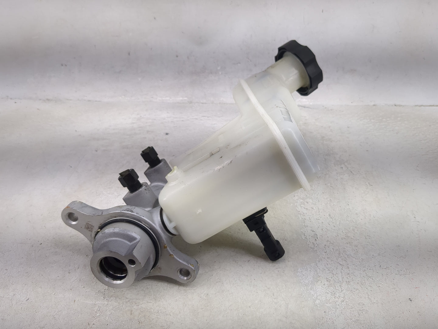 2011-2016 Kia Sportage Brake Master Cylinder 1490950 - Oemusedautoparts1.com