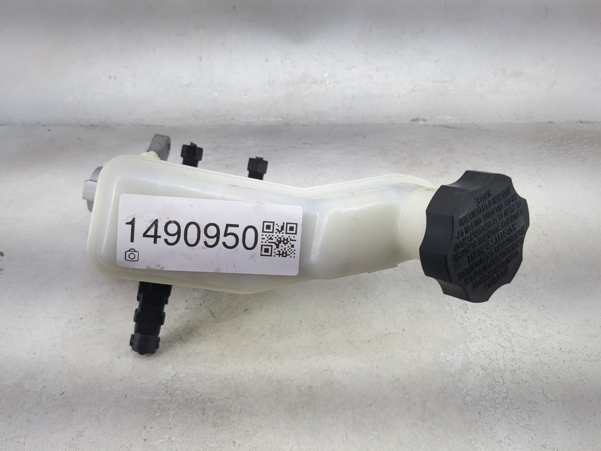 2011-2016 Kia Sportage Brake Master Cylinder 1490950 - Oemusedautoparts1.com