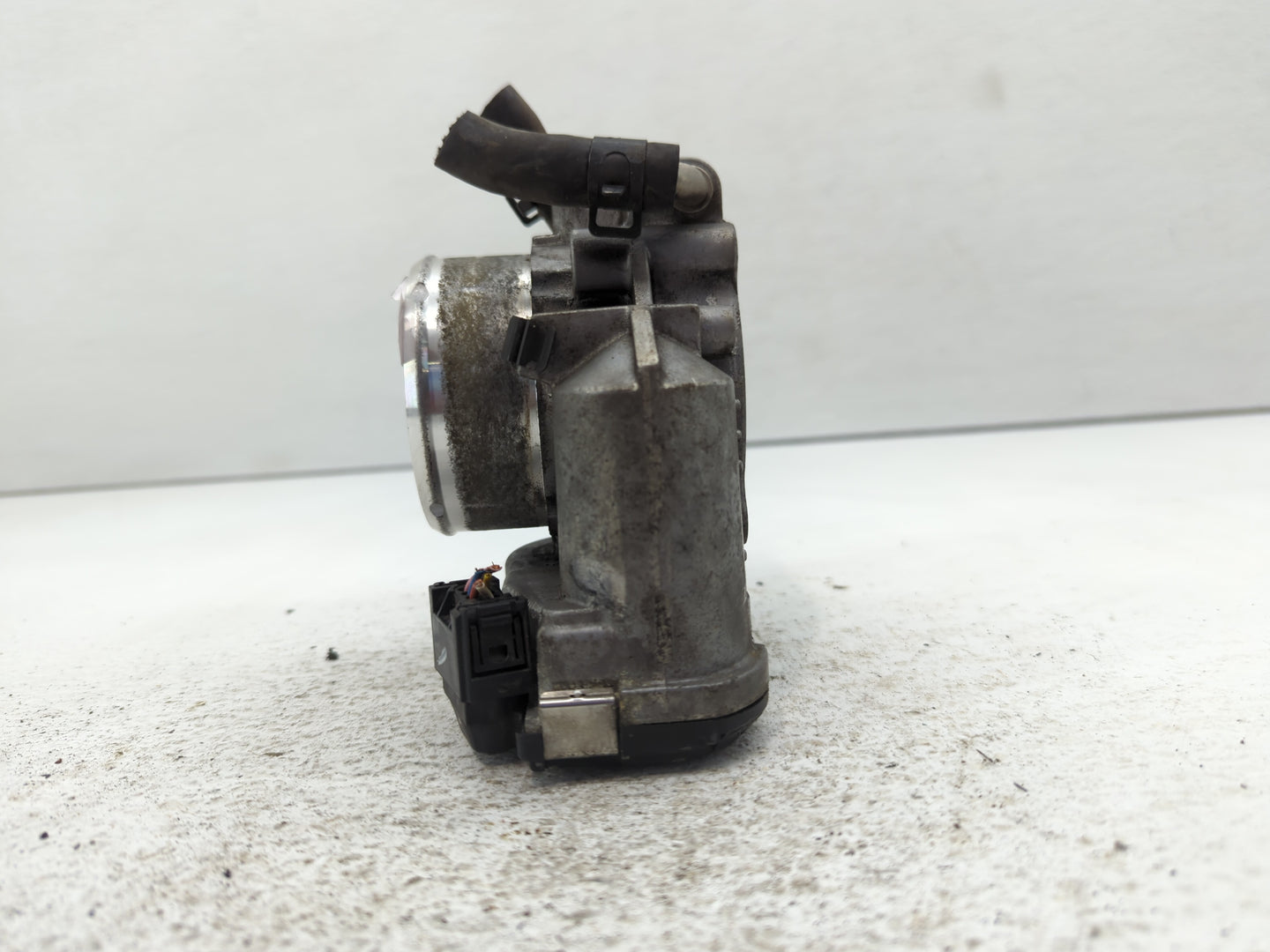 2014-2016 Kia Sportage Throttle Body P/N:35100-2G700 Fits Fits 2011 2012 2013 2014 2015 2016 OEM Used Auto Parts - Oemusedau