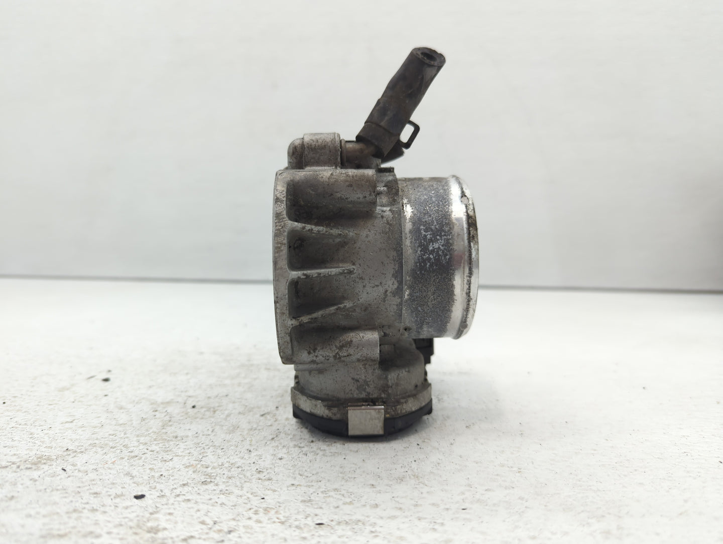 2014-2016 Kia Sportage Throttle Body P/N:35100-2G700 Fits Fits 2011 2012 2013 2014 2015 2016 OEM Used Auto Parts - Oemusedau