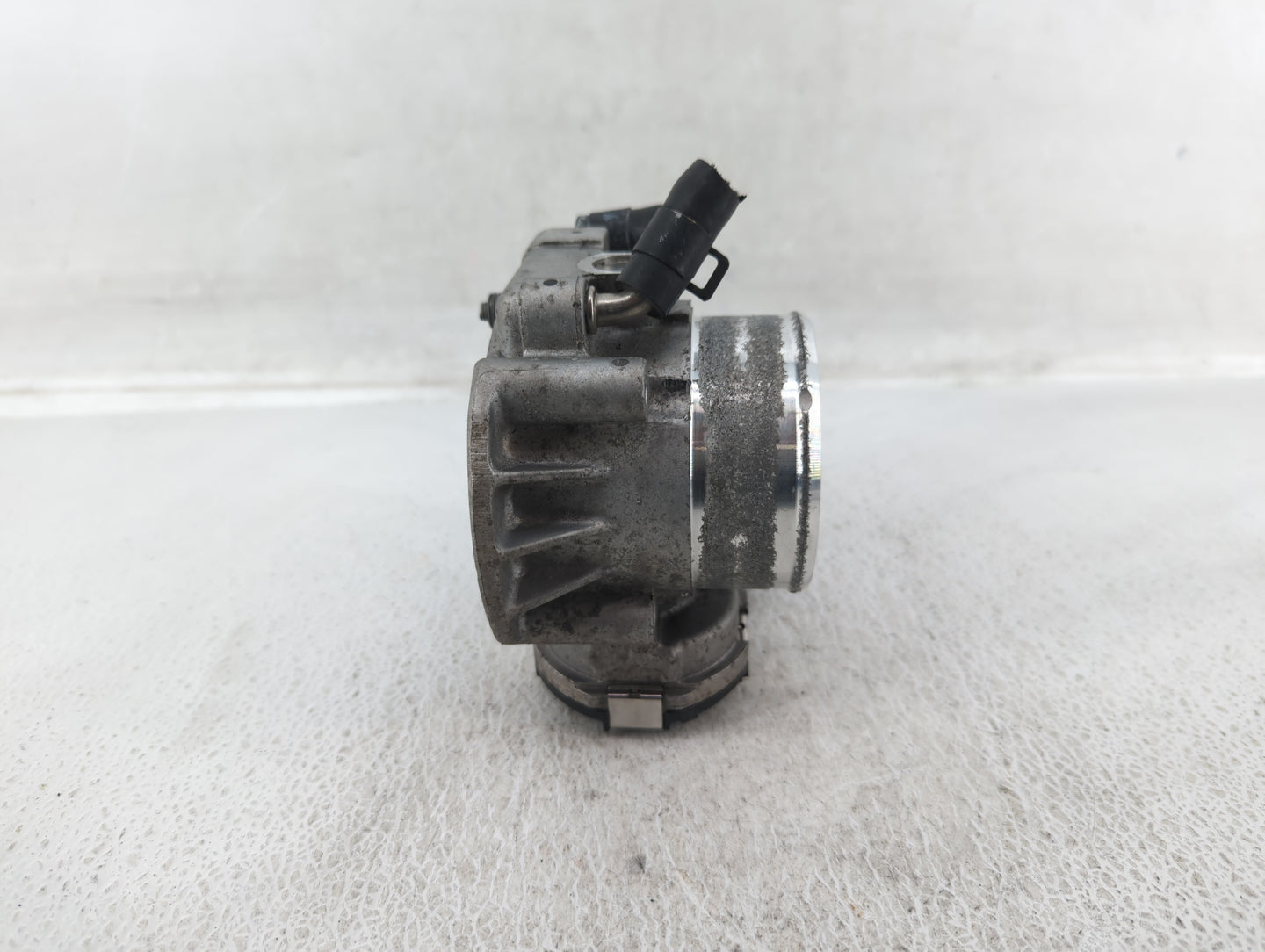 2014-2016 Kia Sportage Throttle Body P/N:35100-2G700 Fits Fits 2011 2012 2013 2014 2015 2016 OEM Used Auto Parts - Oemusedau