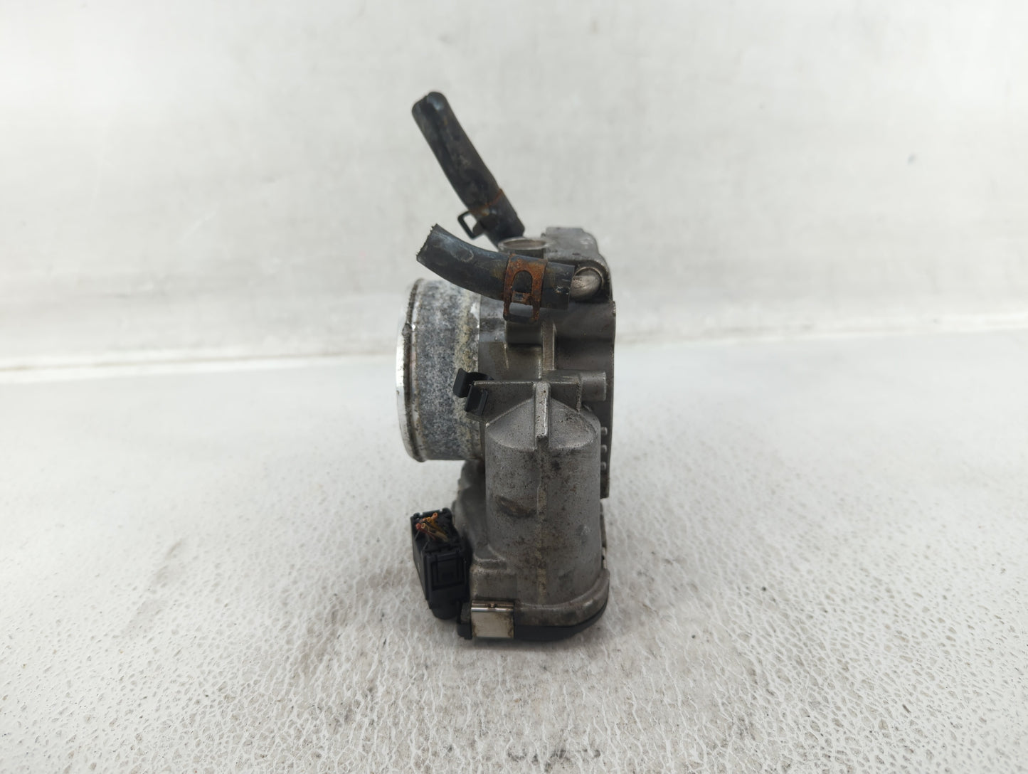 2014-2016 Kia Sportage Throttle Body P/N:35100-2G700 Fits Fits 2011 2012 2013 2014 2015 2016 OEM Used Auto Parts - Oemusedau