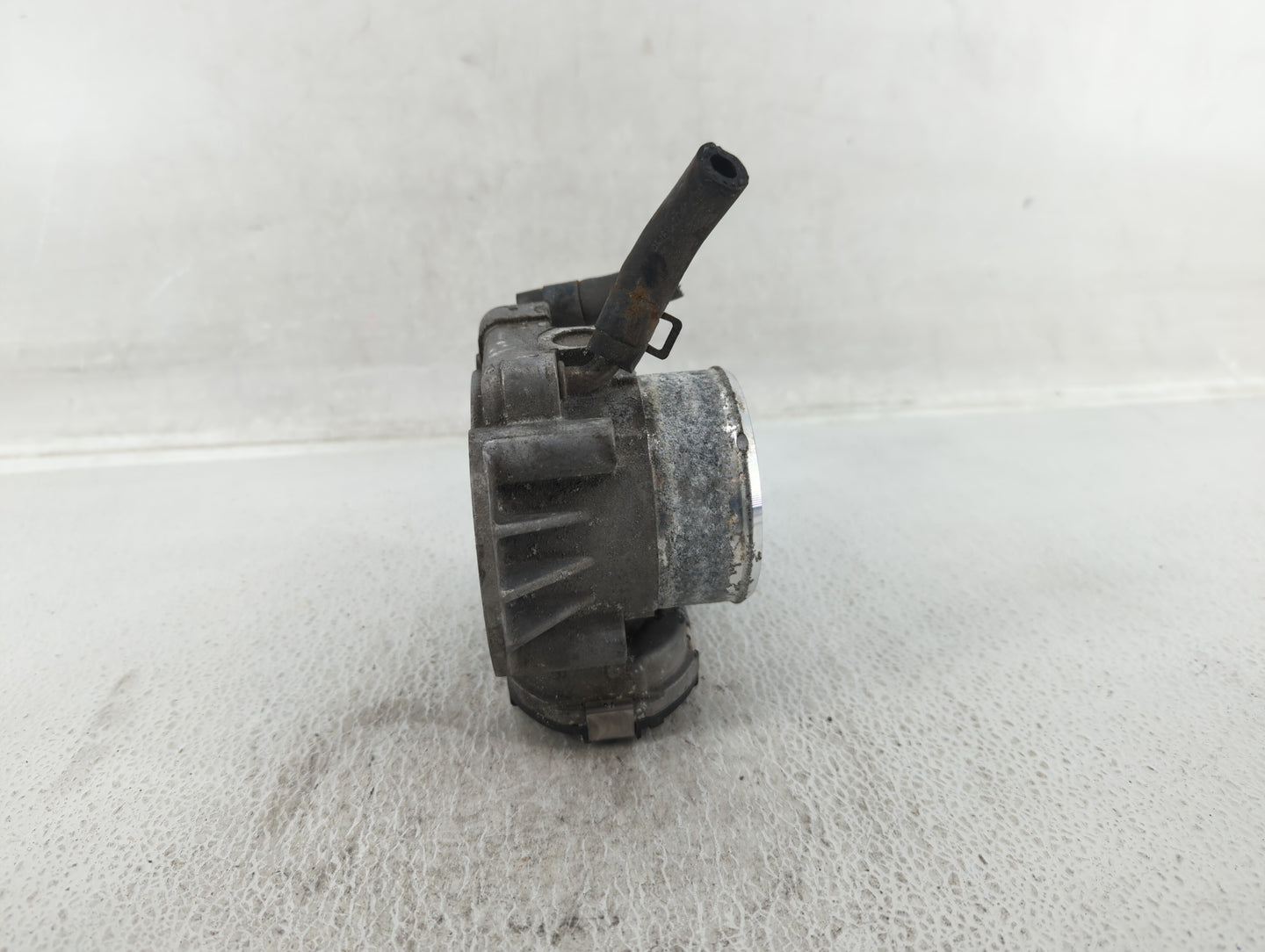 2014-2016 Kia Sportage Throttle Body P/N:35100-2G700 Fits Fits 2011 2012 2013 2014 2015 2016 OEM Used Auto Parts - Oemusedau