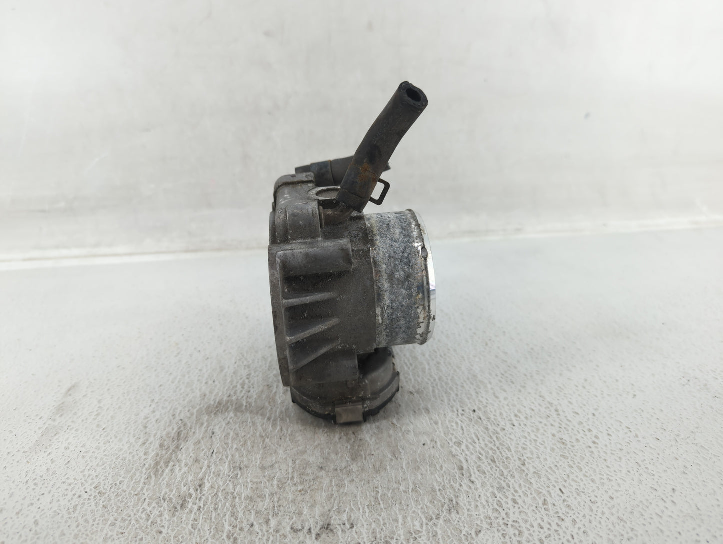 2014-2016 Kia Sportage Throttle Body P/N:35100-2G700 Fits Fits 2011 2012 2013 2014 2015 2016 OEM Used Auto Parts - Oemusedau