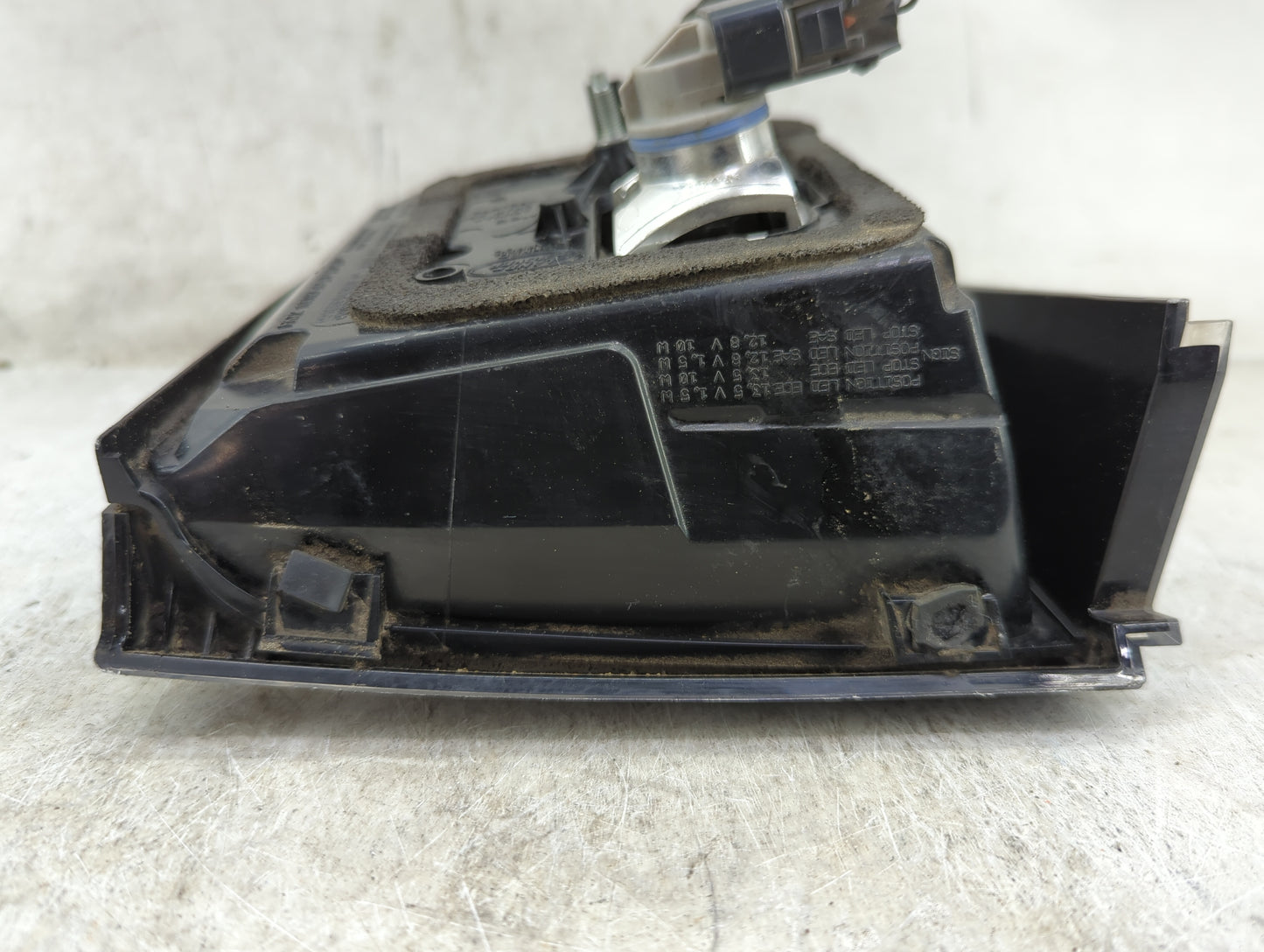 2015-2019 Land Rover Discovery Sport Tail Light Assembly Passenger Right OEM Fits Fits 2015 2016 2017 2018 2019 OEM Used Aut