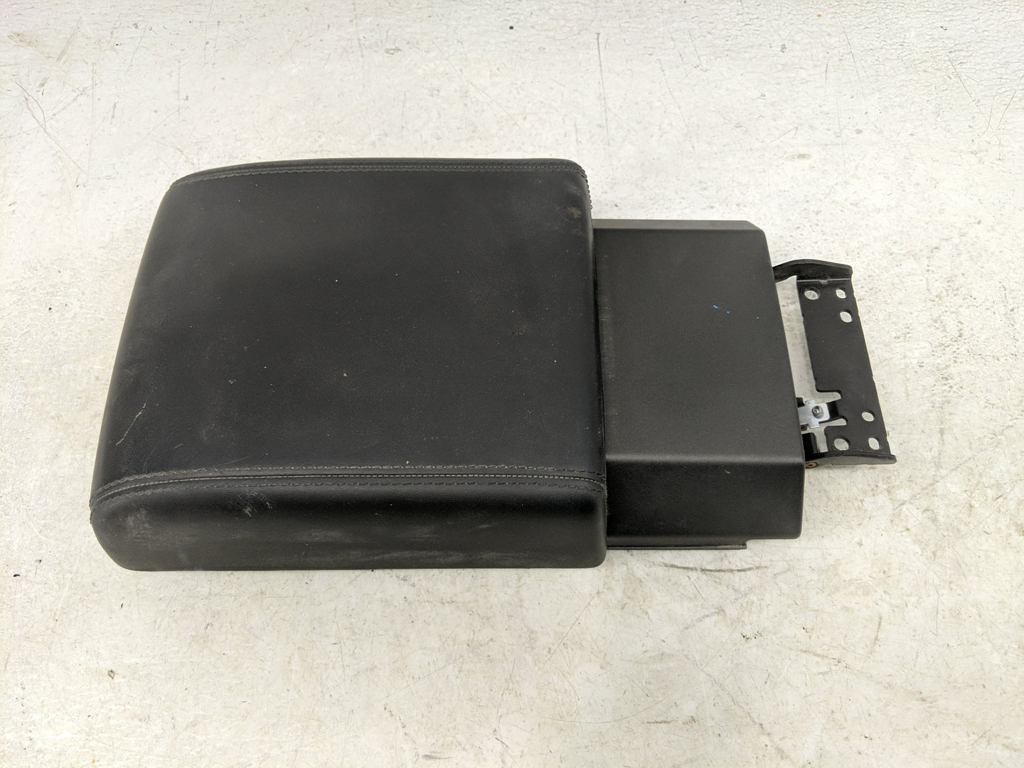 2015 Land Rover Discovery Sport Center Console Armrest Cover Lid Fits OEM Used Auto Parts - Oemusedautoparts1.com