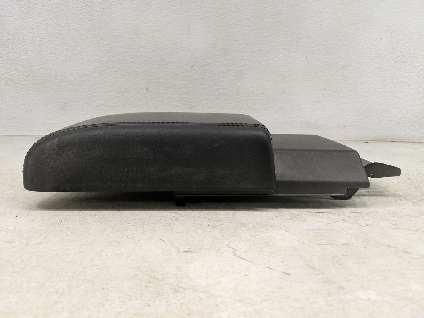 2015 Land Rover Discovery Sport Center Console Armrest Cover Lid Fits OEM Used Auto Parts - Oemusedautoparts1.com
