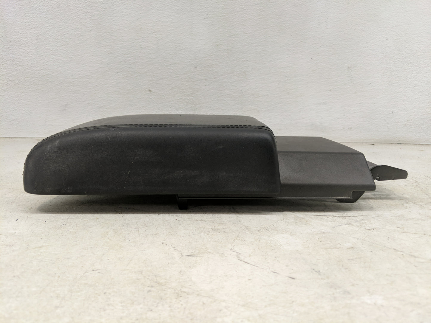 2015 Land Rover Discovery Sport Center Console Armrest Cover Lid Fits OEM Used Auto Parts - Oemusedautoparts1.com