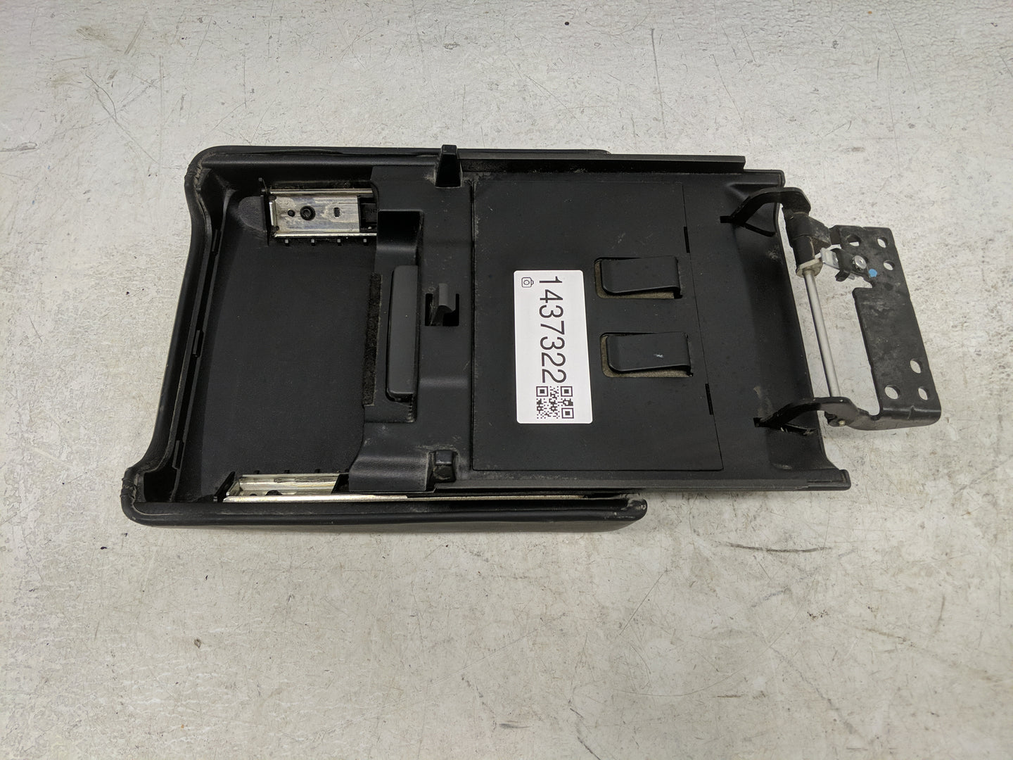 2015 Land Rover Discovery Sport Center Console Armrest Cover Lid Fits OEM Used Auto Parts - Oemusedautoparts1.com