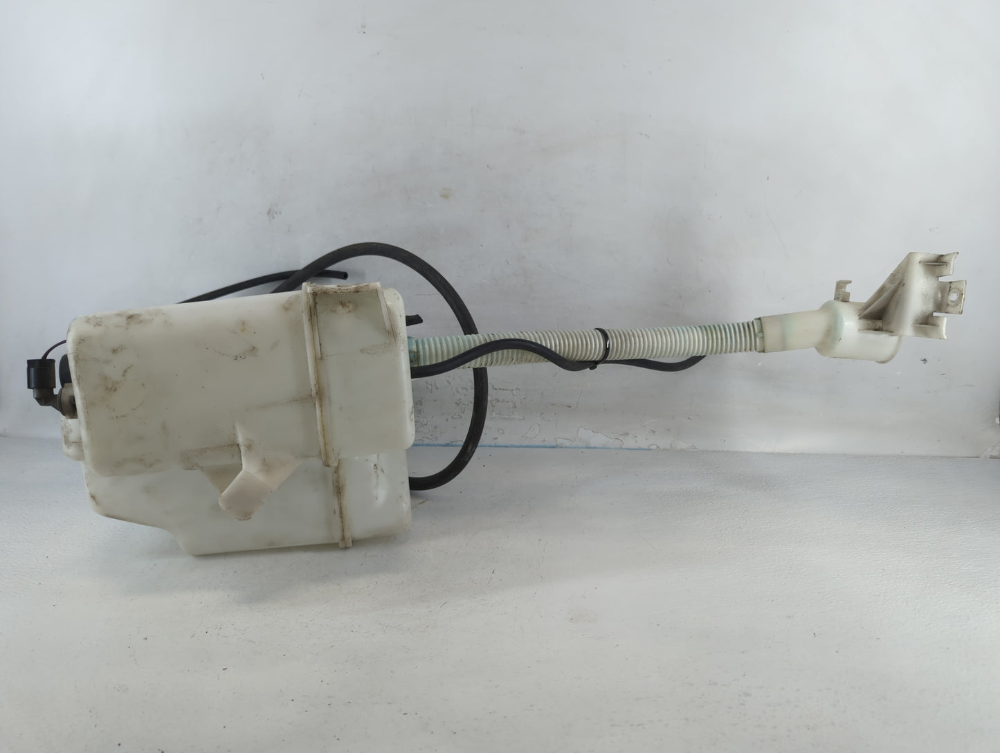 2013 Land Rover Range Rover Windshield Washer Fluid Reservoir Bottle Oem - Oemusedautoparts1.com