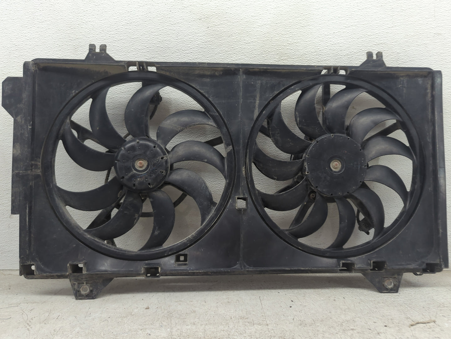 2015 Mazda Mazda3 Electric Radiator Cooling Fan Motor Assembly P/N:21460C811E 487C811B Fits Fits 2016 2017 2018 OEM Used Aut