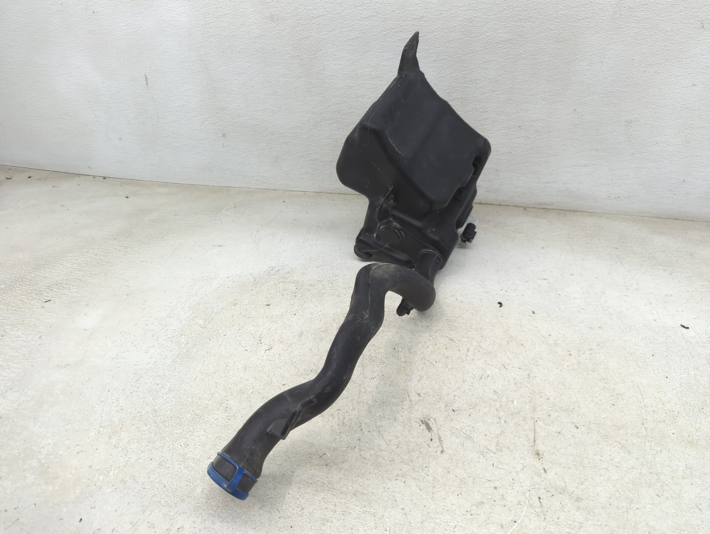 2015 Mercedes-benz Gla250 Windshield Washer Fluid Reservoir Bottle Oem - Oemusedautoparts1.com
