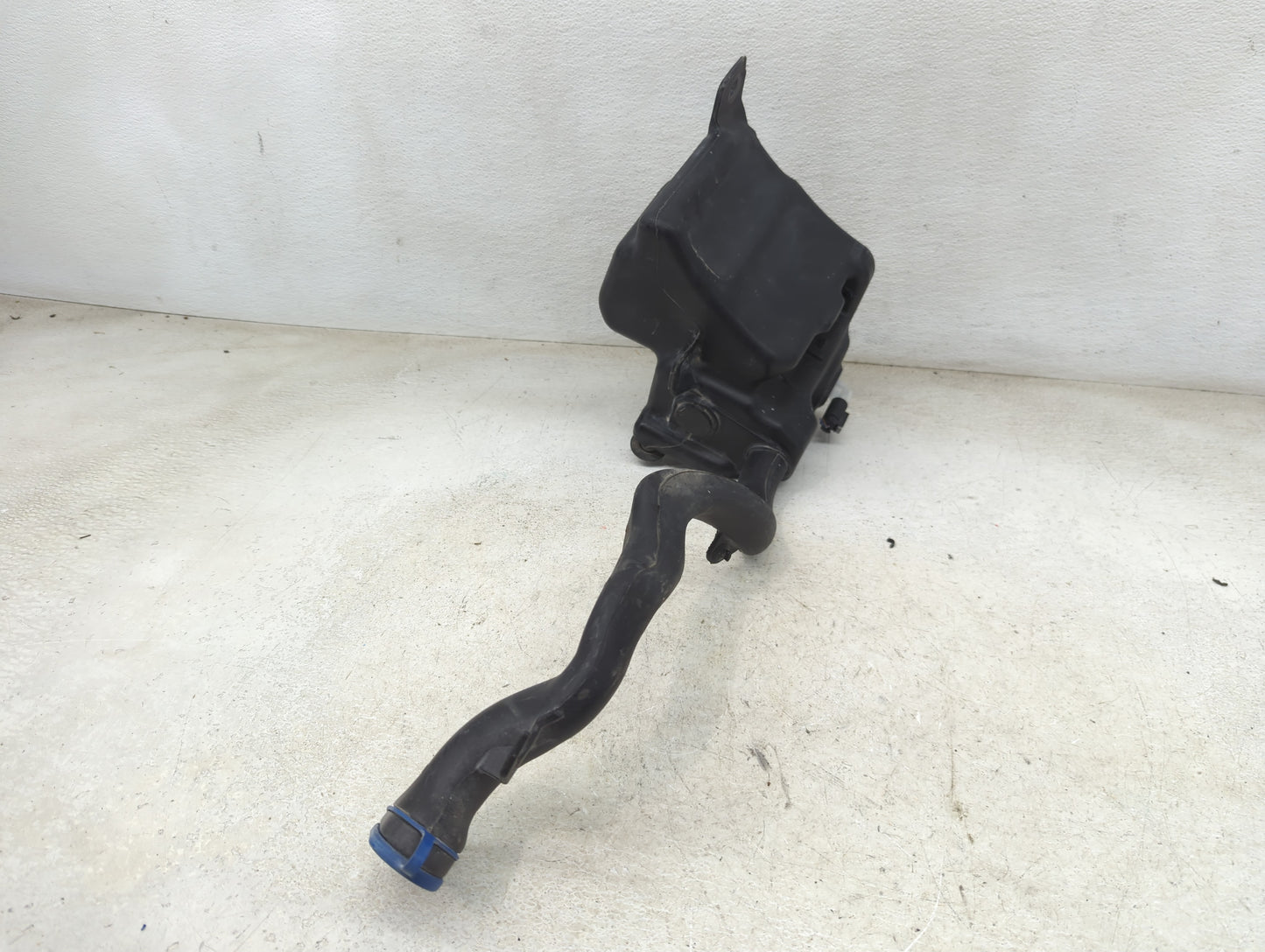 2015 Mercedes-benz Gla250 Windshield Washer Fluid Reservoir Bottle Oem - Oemusedautoparts1.com