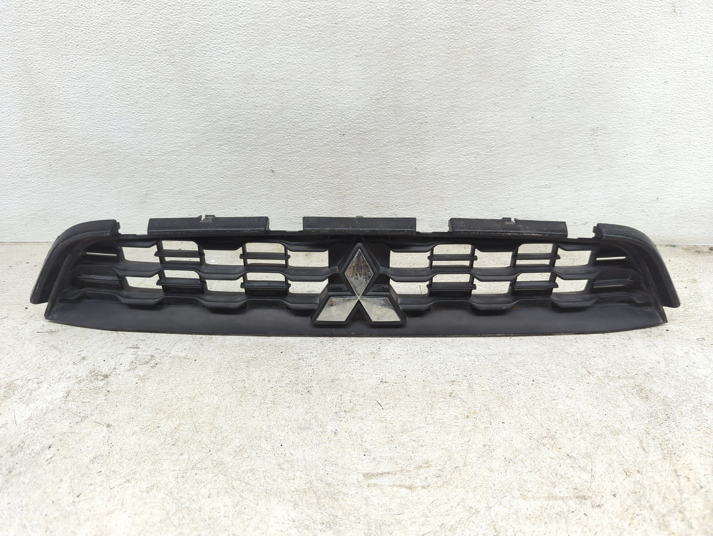 2015-2015 Mitsubishi Outlander Front Grille Bumper Not Included - Oemusedautoparts1.com