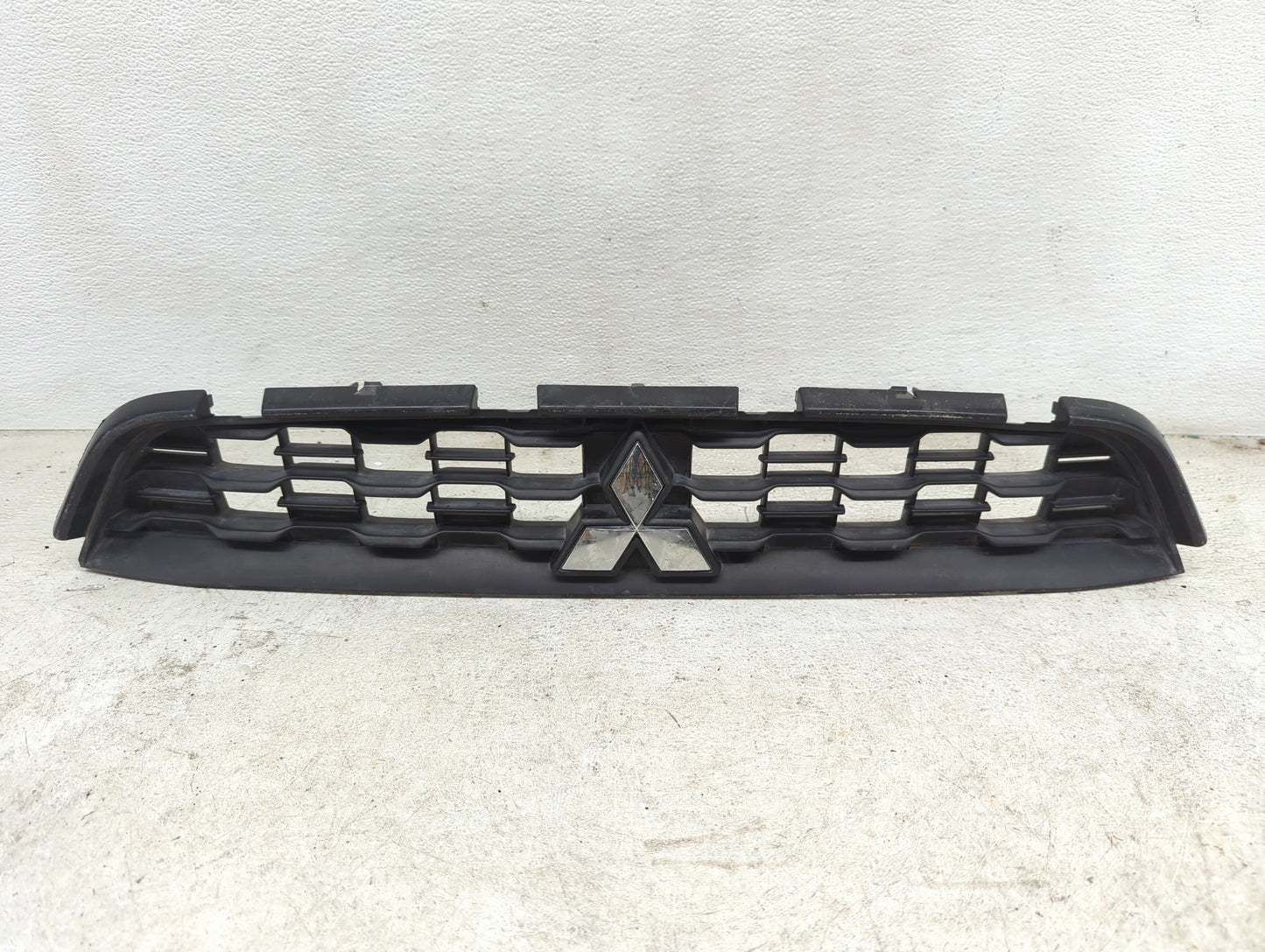 2015-2015 Mitsubishi Outlander Front Grille Bumper Not Included - Oemusedautoparts1.com
