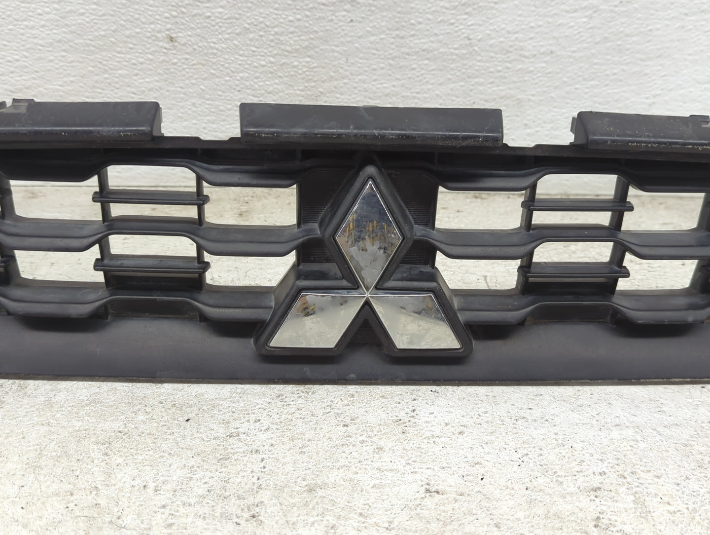 2015-2015 Mitsubishi Outlander Front Grille Bumper Not Included - Oemusedautoparts1.com
