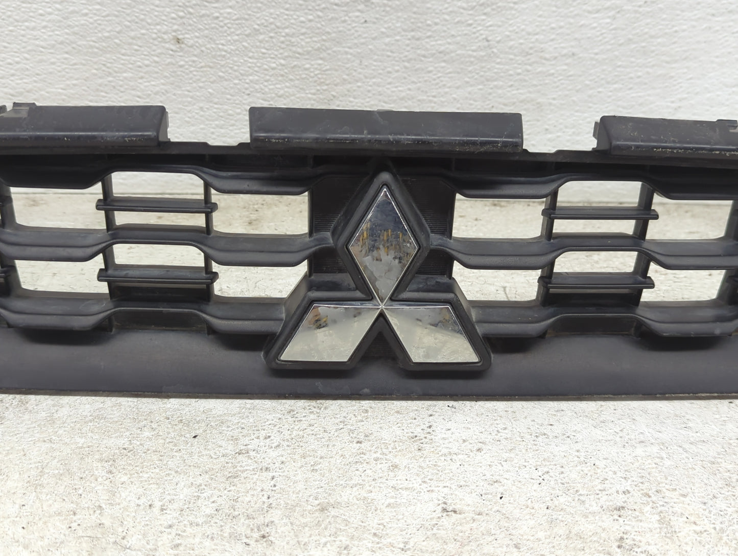 2015-2015 Mitsubishi Outlander Front Grille Bumper Not Included - Oemusedautoparts1.com