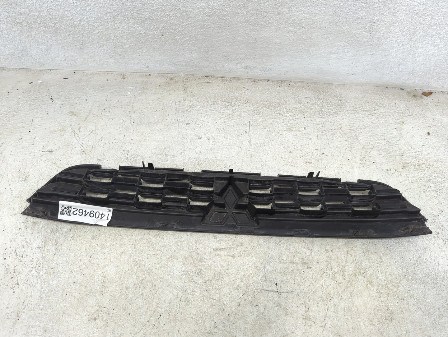 2015-2015 Mitsubishi Outlander Front Grille Bumper Not Included - Oemusedautoparts1.com