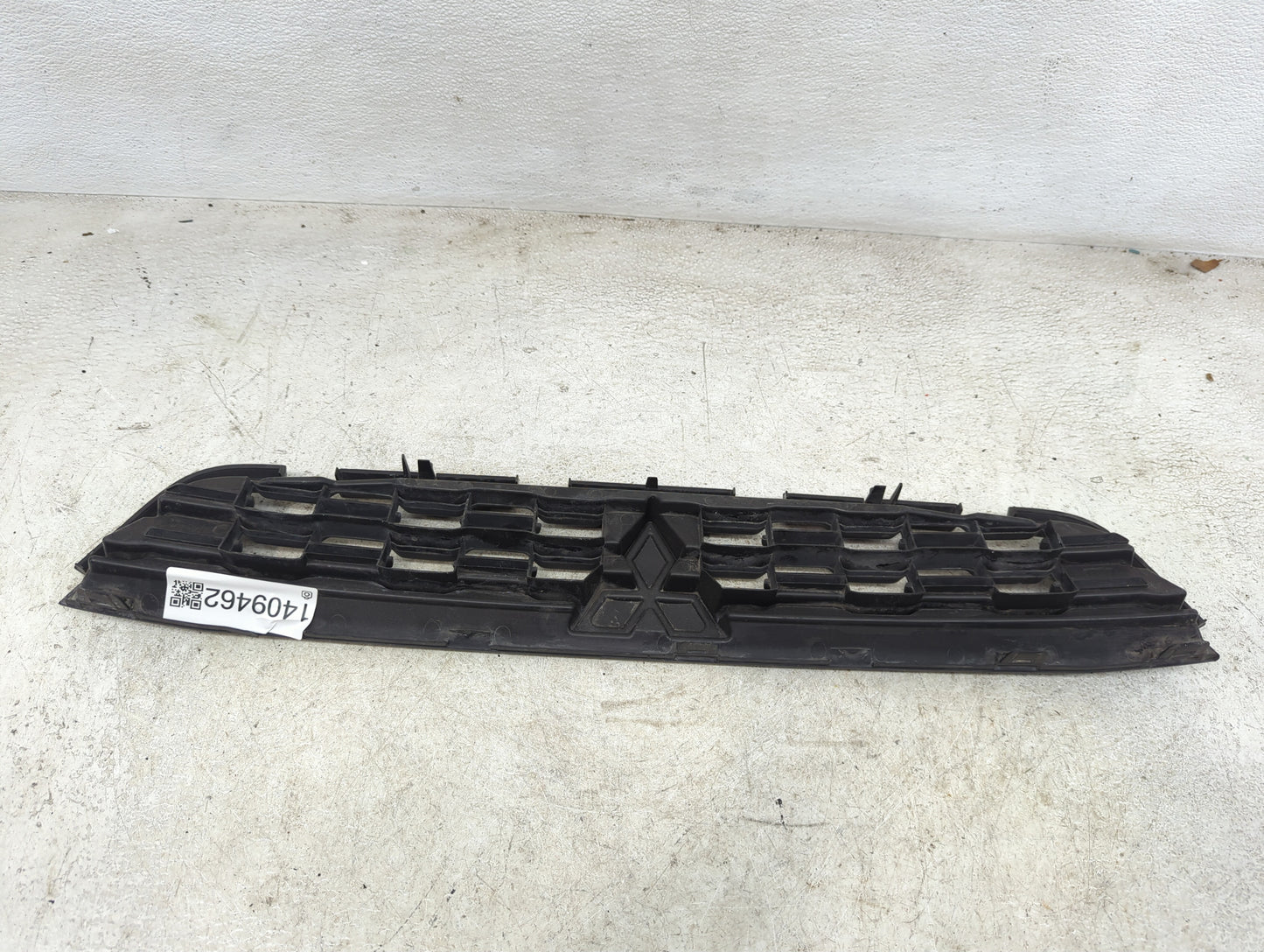 2015-2015 Mitsubishi Outlander Front Grille Bumper Not Included - Oemusedautoparts1.com